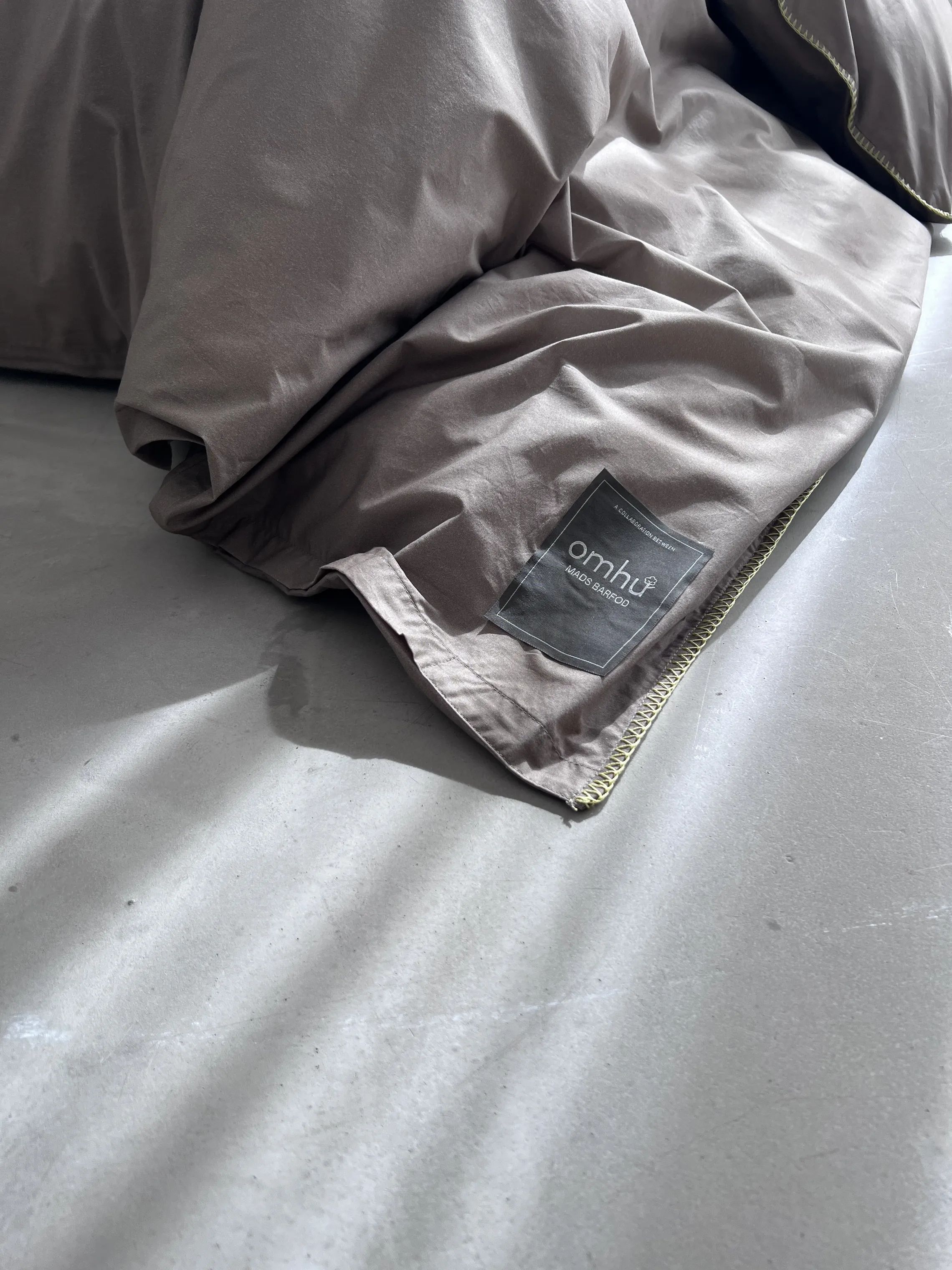omhu x Mads Barfod Sengetøj Edge Sengetøj i Taupe, B140 x L220 cm, 2