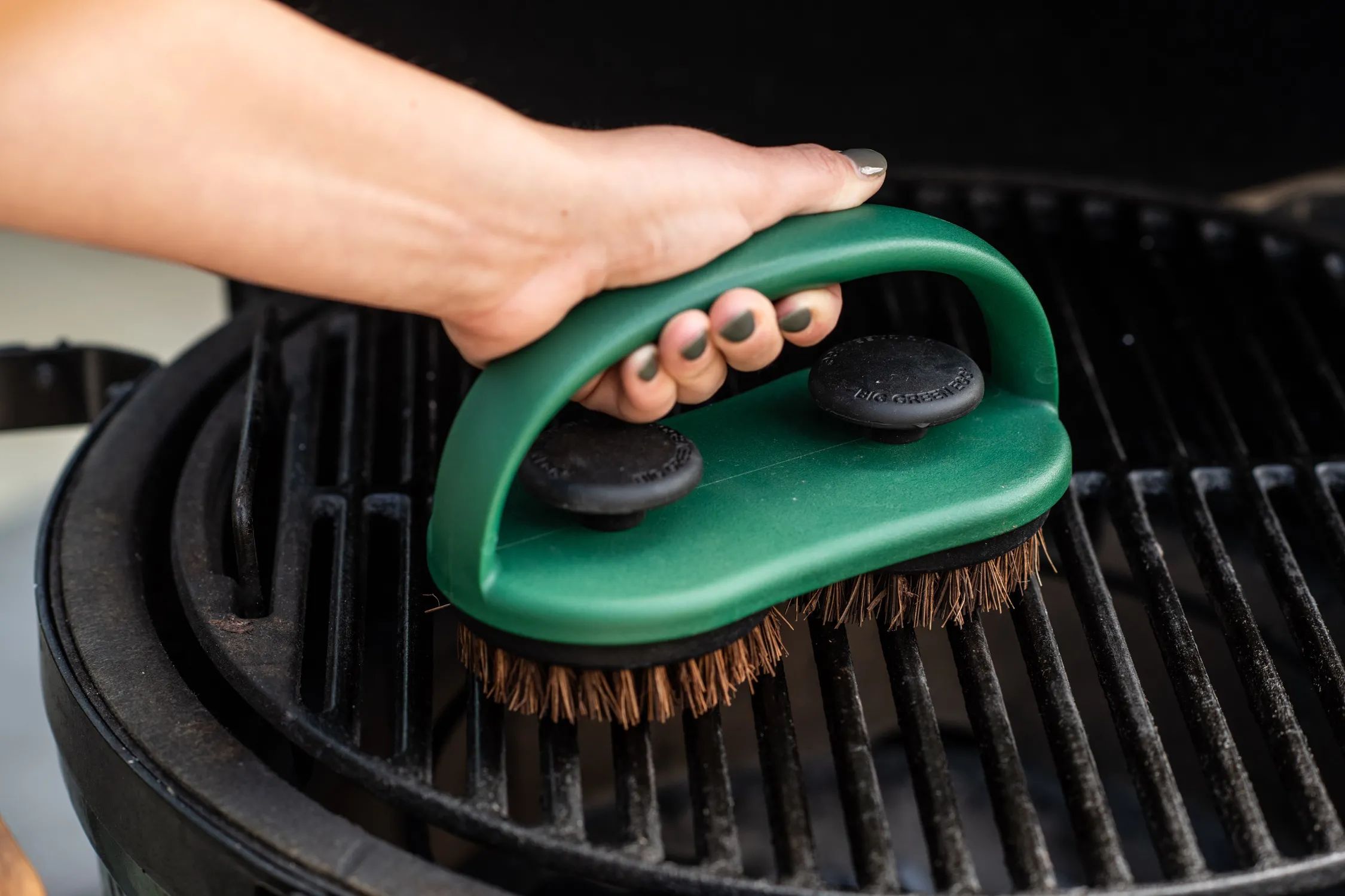 Big Green Egg Øvrigt grilltilbehør EGG tools Dobbelt Grillbørste i Grøn, 2