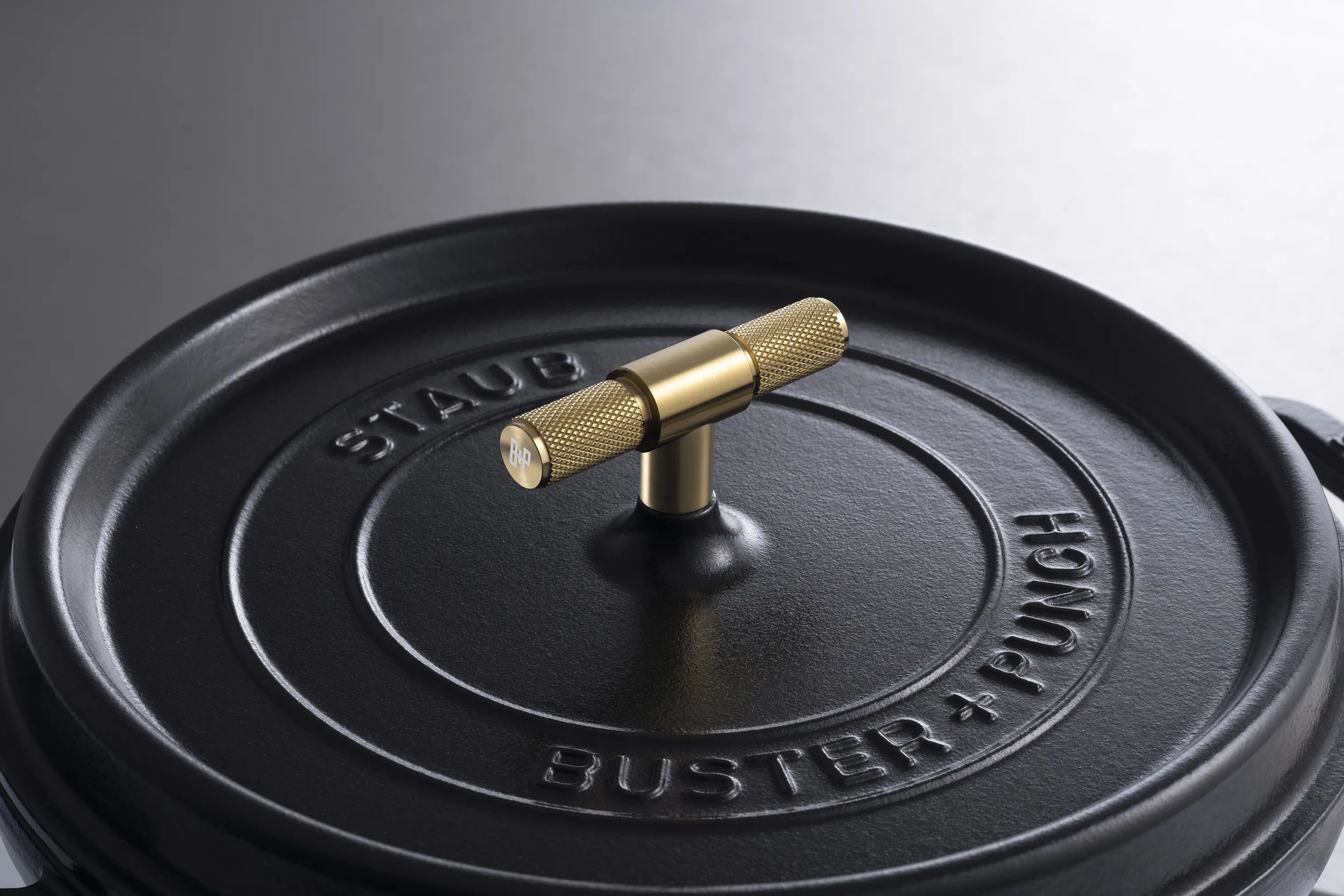 Staub Stegesøer Buster & Punch La Cocotte i Sort/messing, 6.75 L, 3