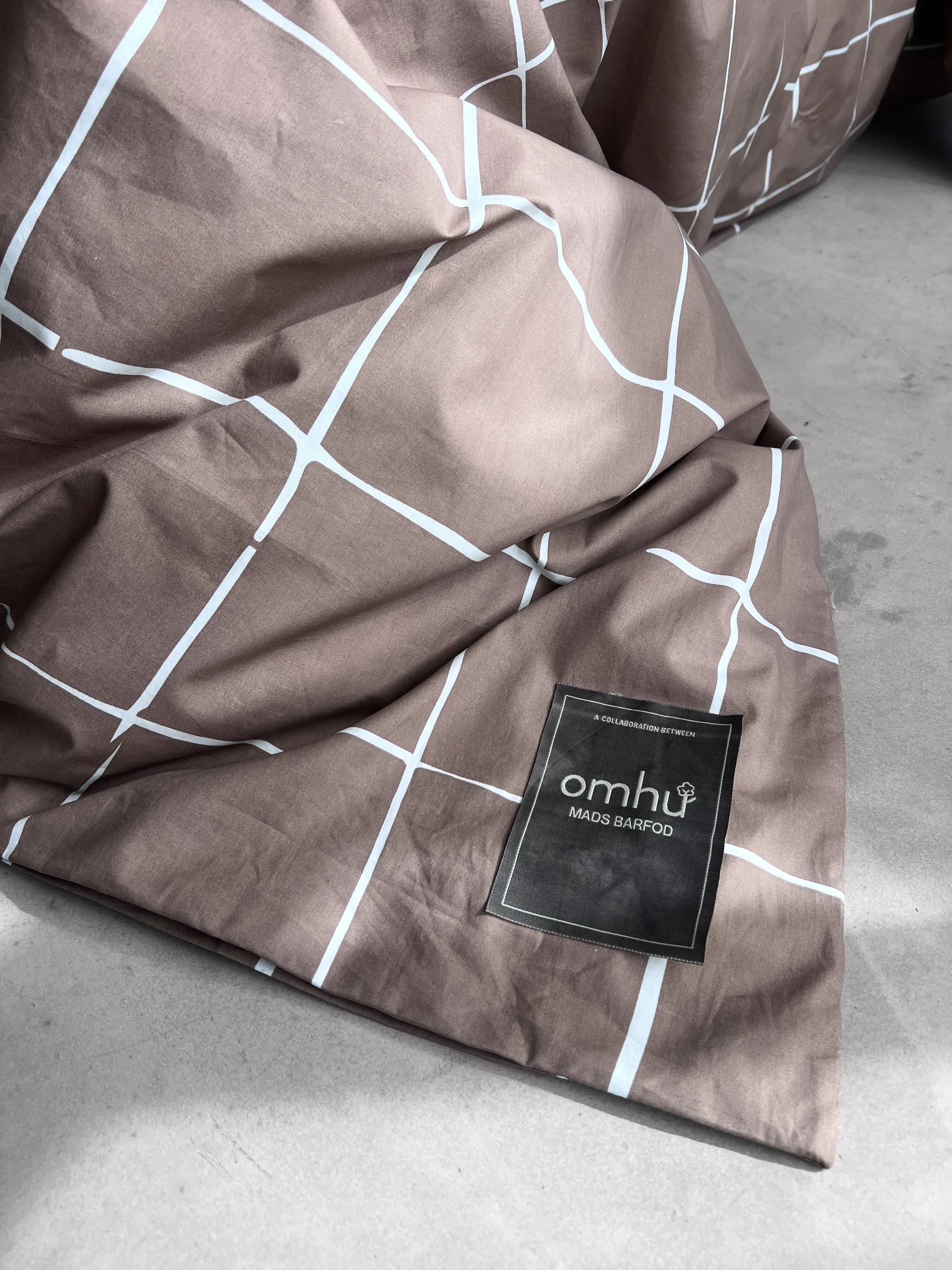 omhu x Mads Barfod Sengetøj Wave Grid Sengetøj i Taupe, B140 x L220 cm, 2