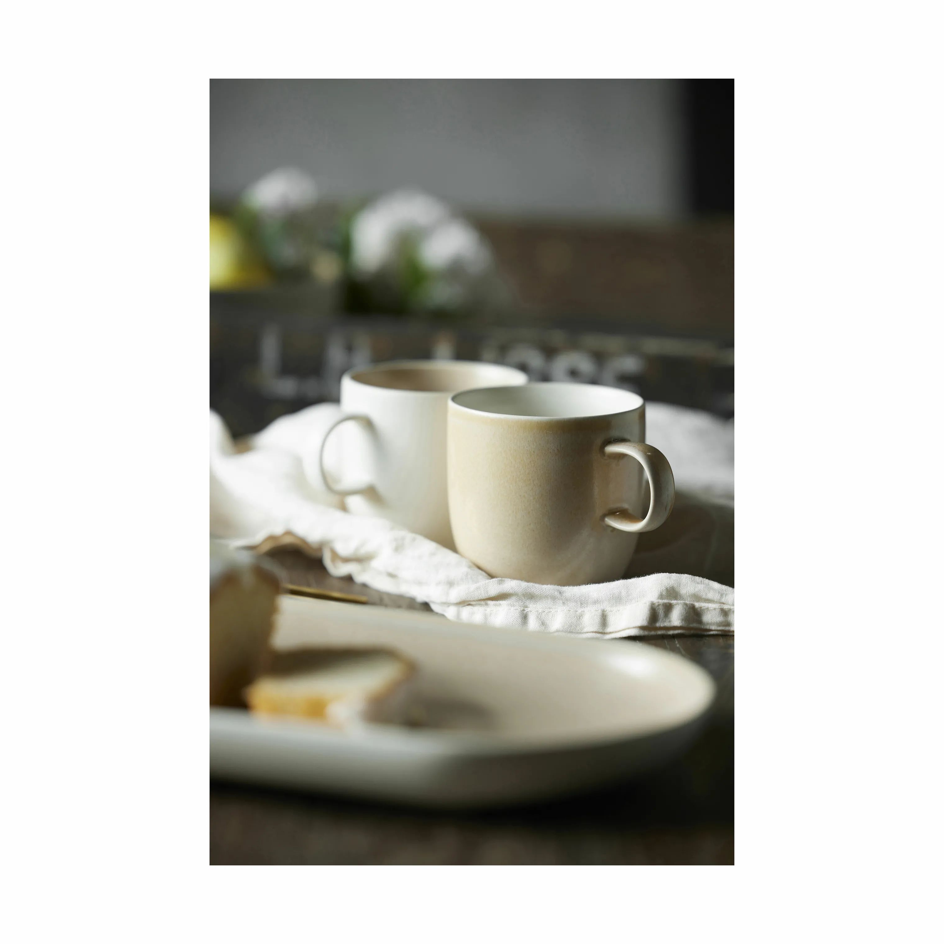 Studio Round Krus og kopper med hank North Krus i Matte sand/matte white, 3