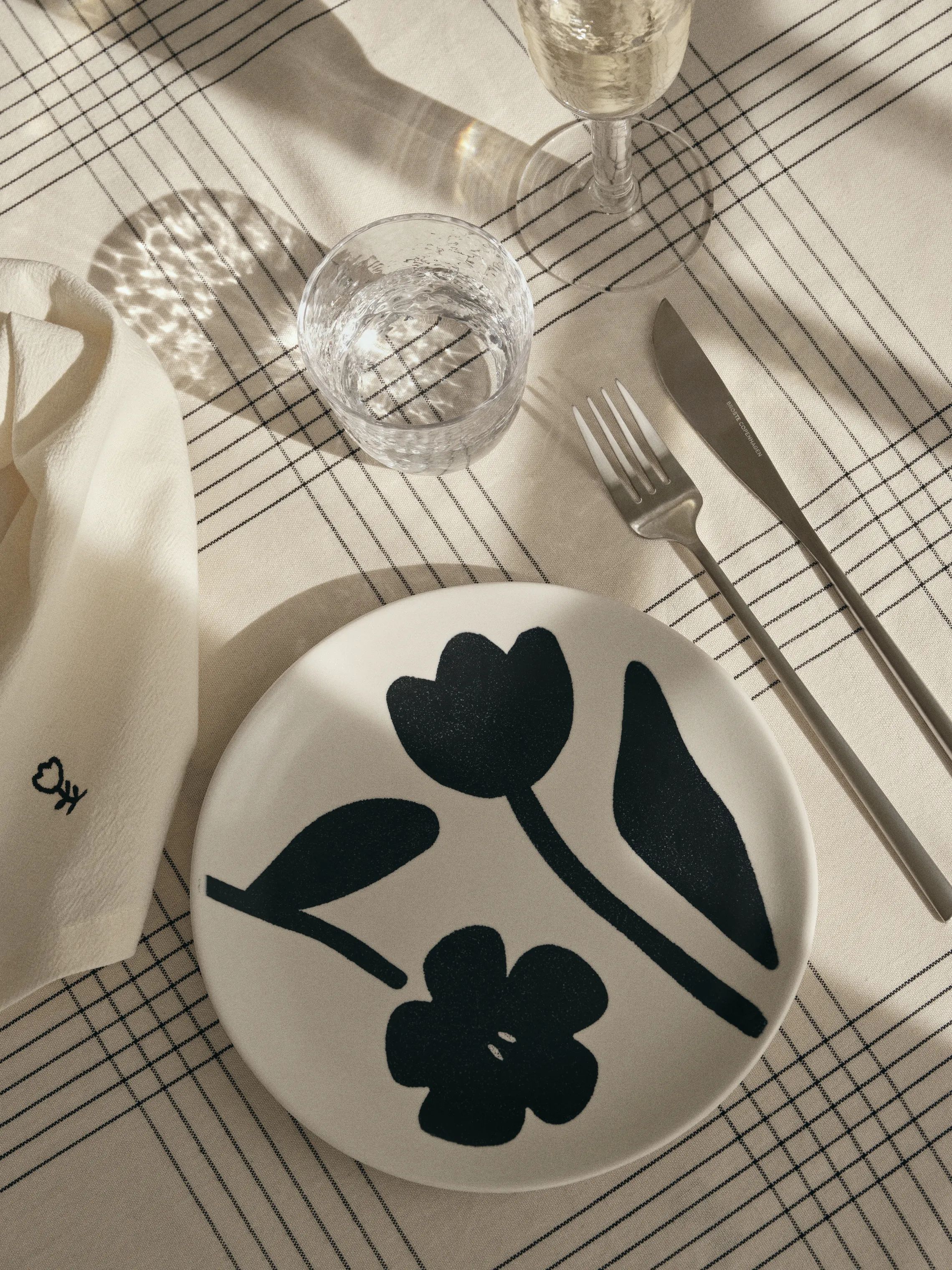 Broste Copenhagen Tallerkener Flora Tallerken i Black/Off White 2, 2