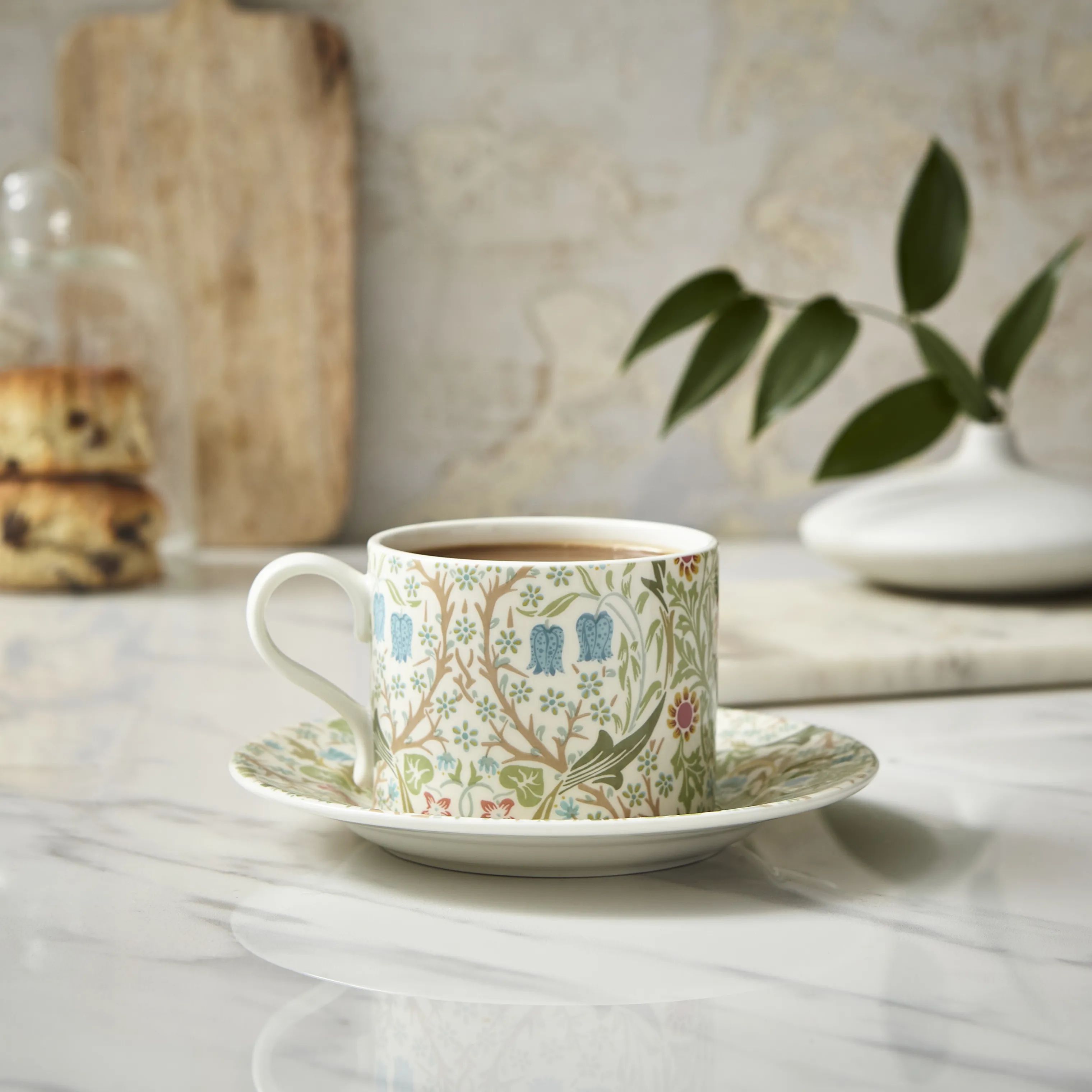 Spode Krus og kopper med hank Morris & Co Tekop m. underkop i Lyserød/Grøn/blå, 2