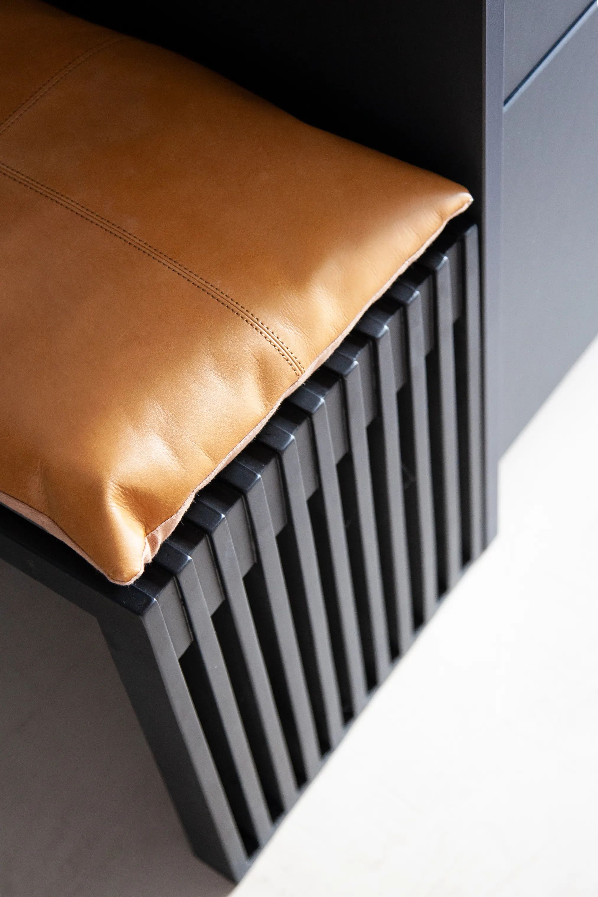 cinas Skamler Rib Bænk inkl. brun hynde i sort/brun, 104 cm, 5