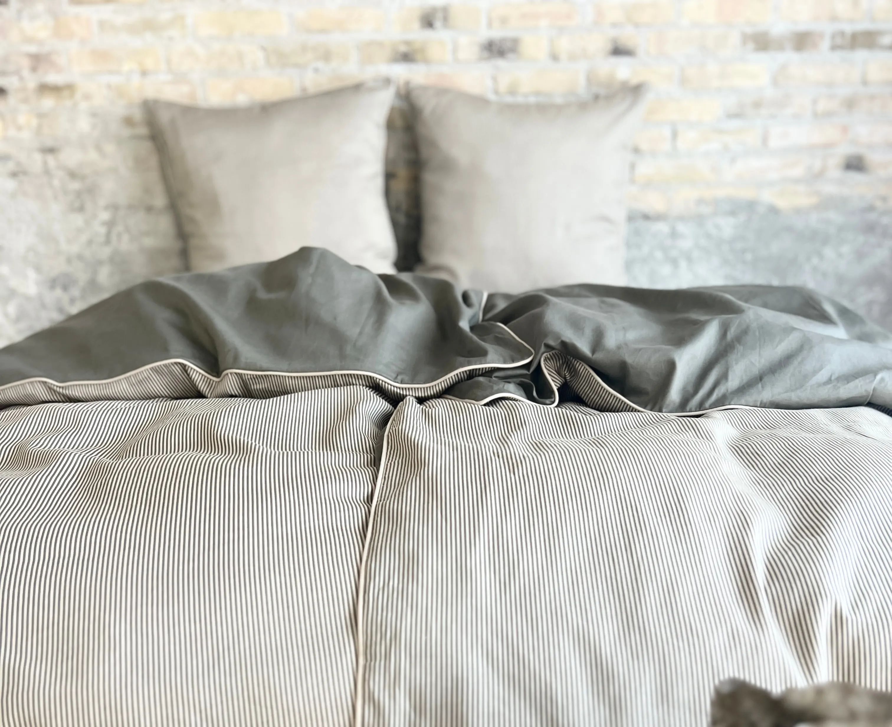 omhu Sengetøj Pin Stripe Sengetøj i Olive/Sand, B140 x L200 cm, 3