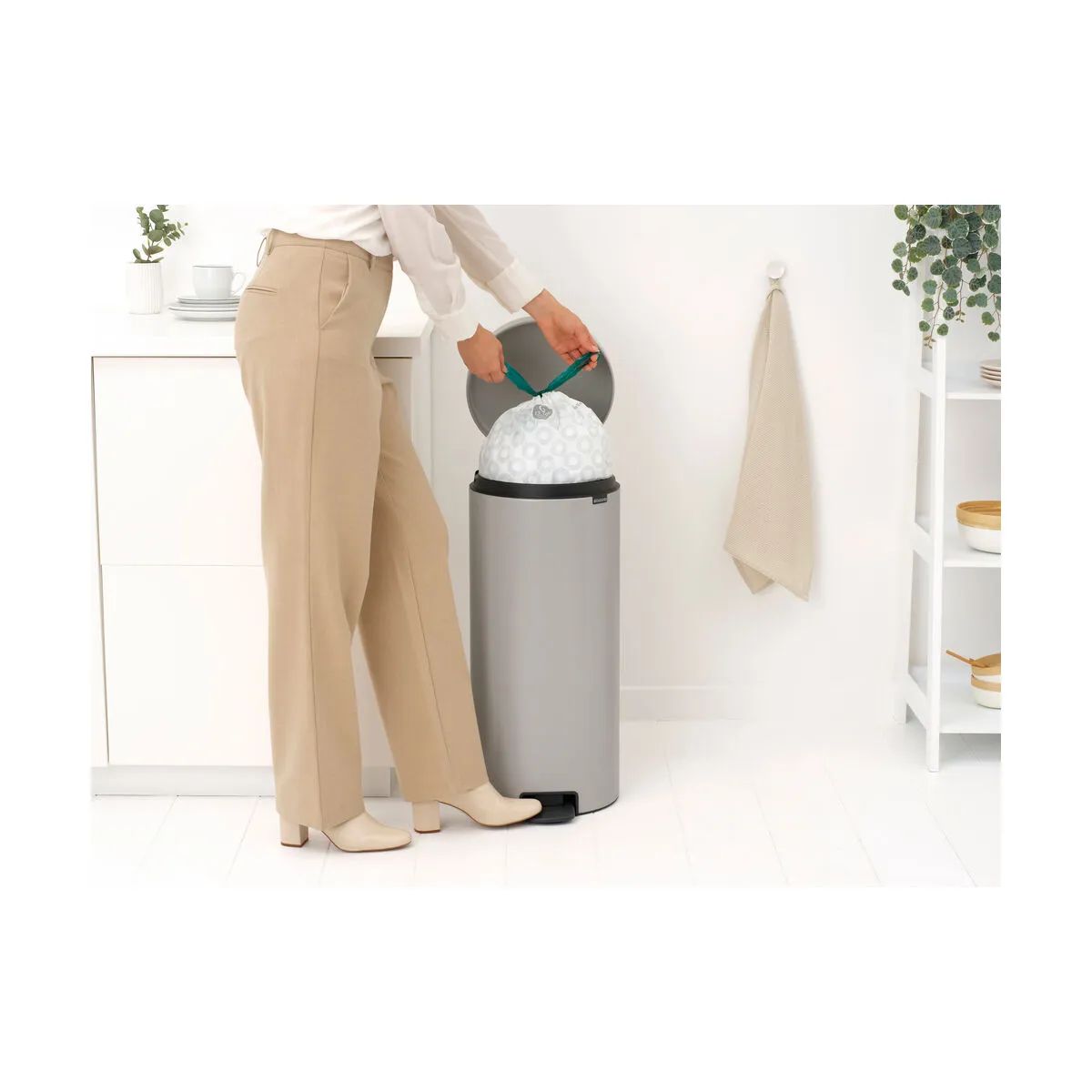 Brabantia Toiletspande NewIcon Pedalspand i Soft Grey, 30 L, 3