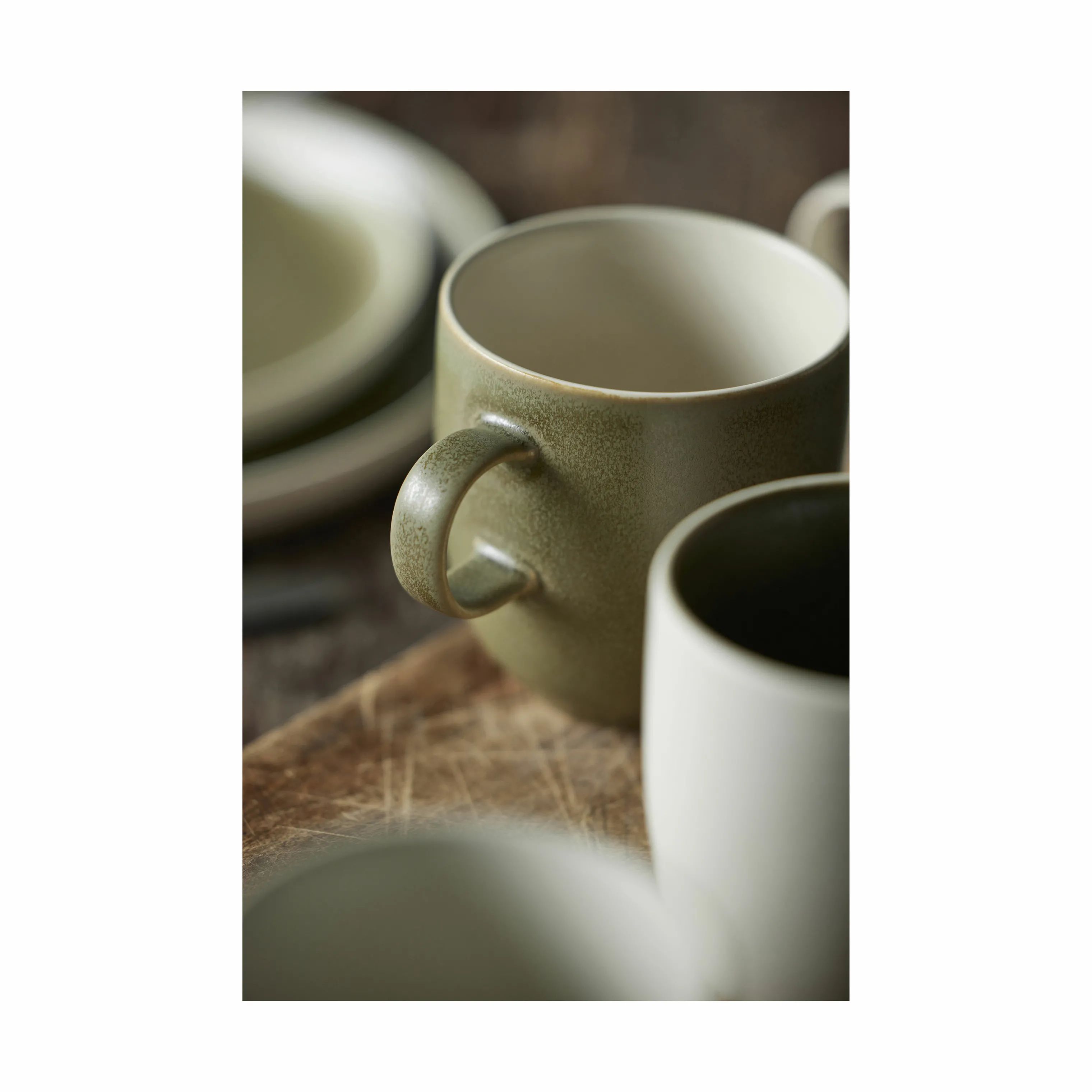 Studio Round Krus og kopper med hank North Krus i Matte moss/matte white, 3