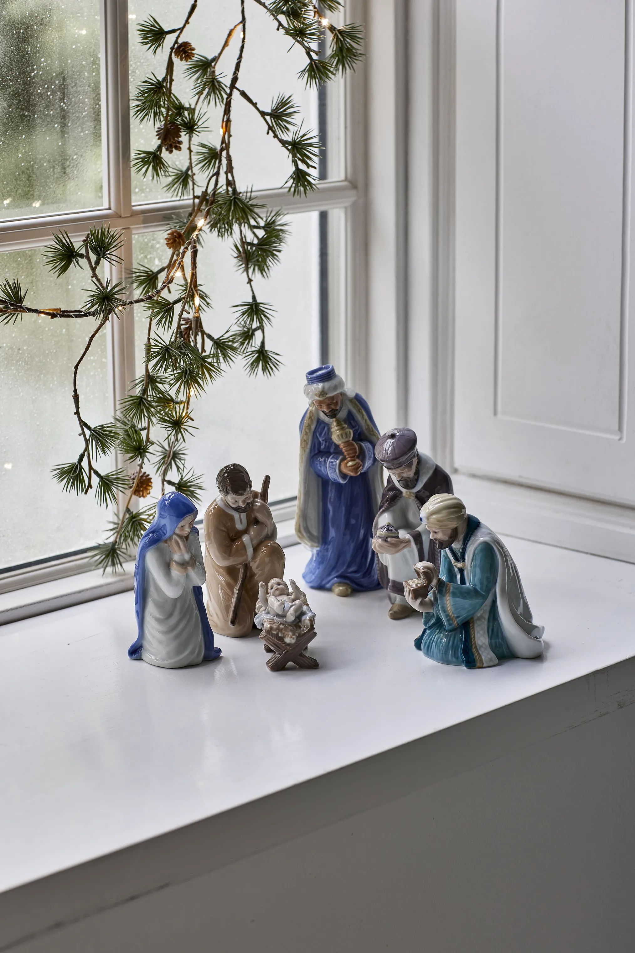 Royal Copenhagen Julefigurer Figurine Krybbespil - 3 dele i Hvid/blå/brun, 2