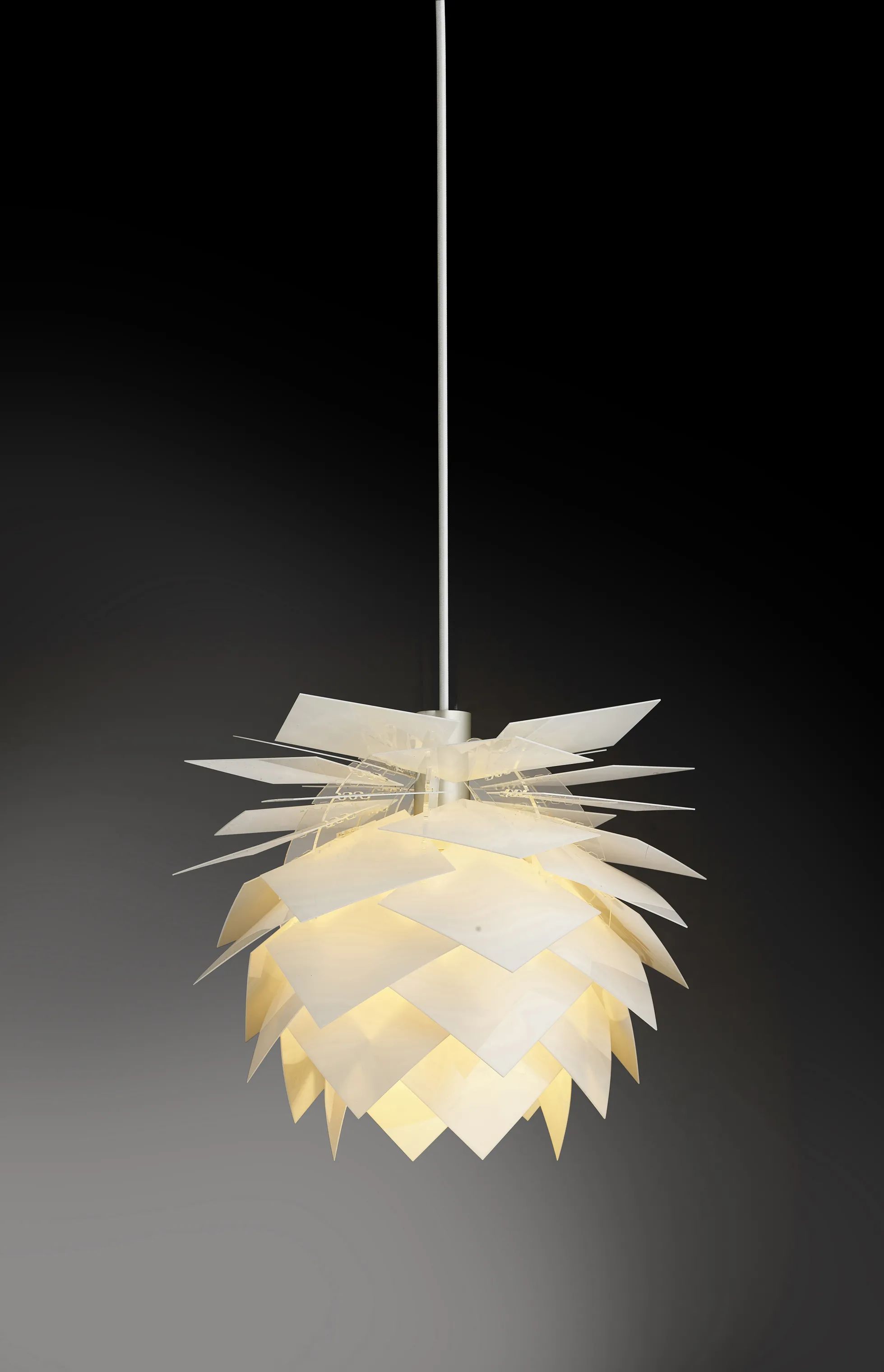 Dyberg Larsen Pendler PineApple Pendel i Hvid, 35 cm, 2