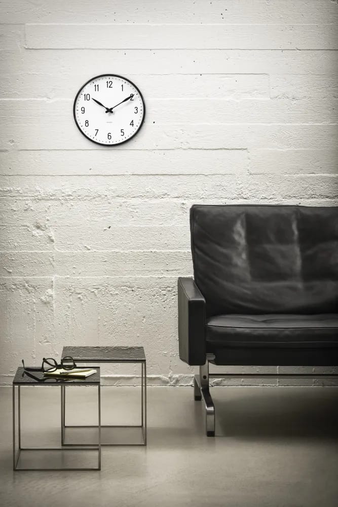 Arne Jacobsen Vægure Station Vægur i Sort/Hvid, 29 cm, 2