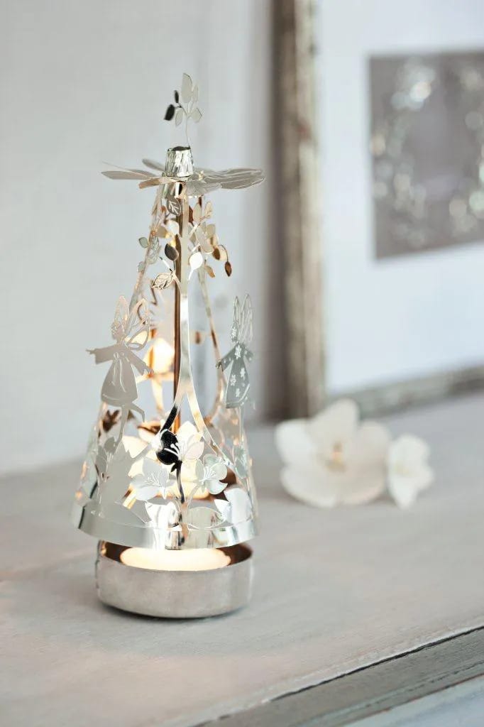 Jette Frölich Design Jule- og adventsstager Påske Design Fyrfadsstage Drejende Feer i Sølvfarvet, 18 cm, 2