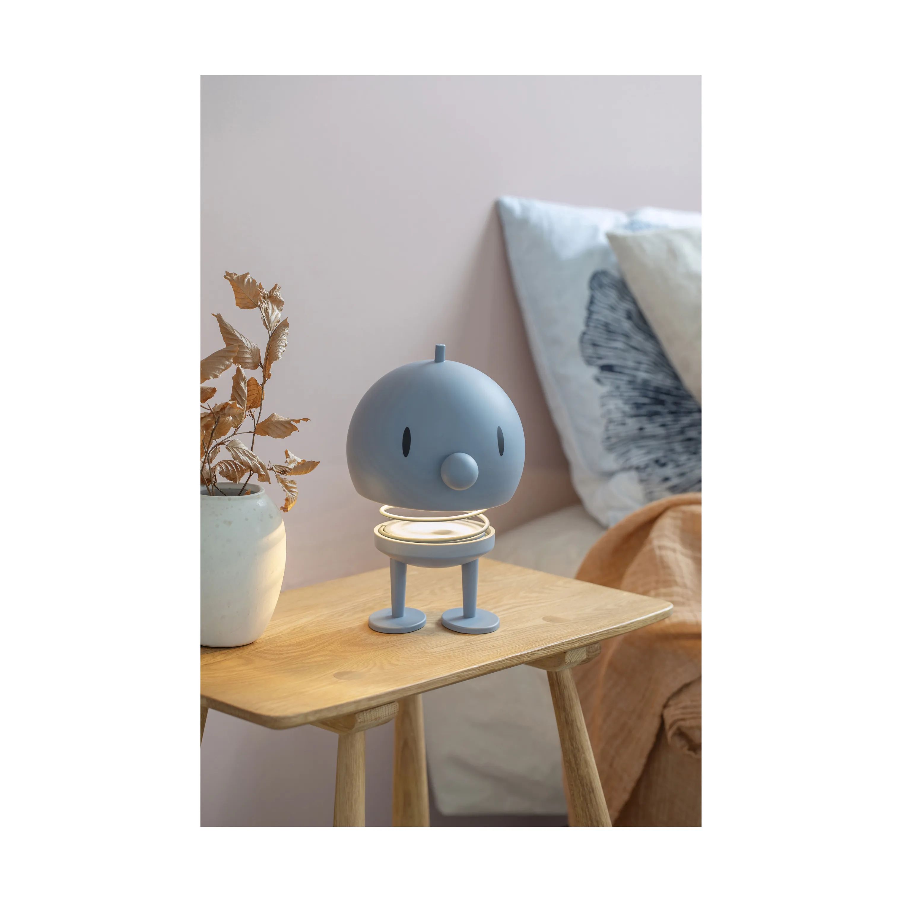 Hoptimist Bordlamper Bumble - LED Lampe i Sky, 23 cm, 4