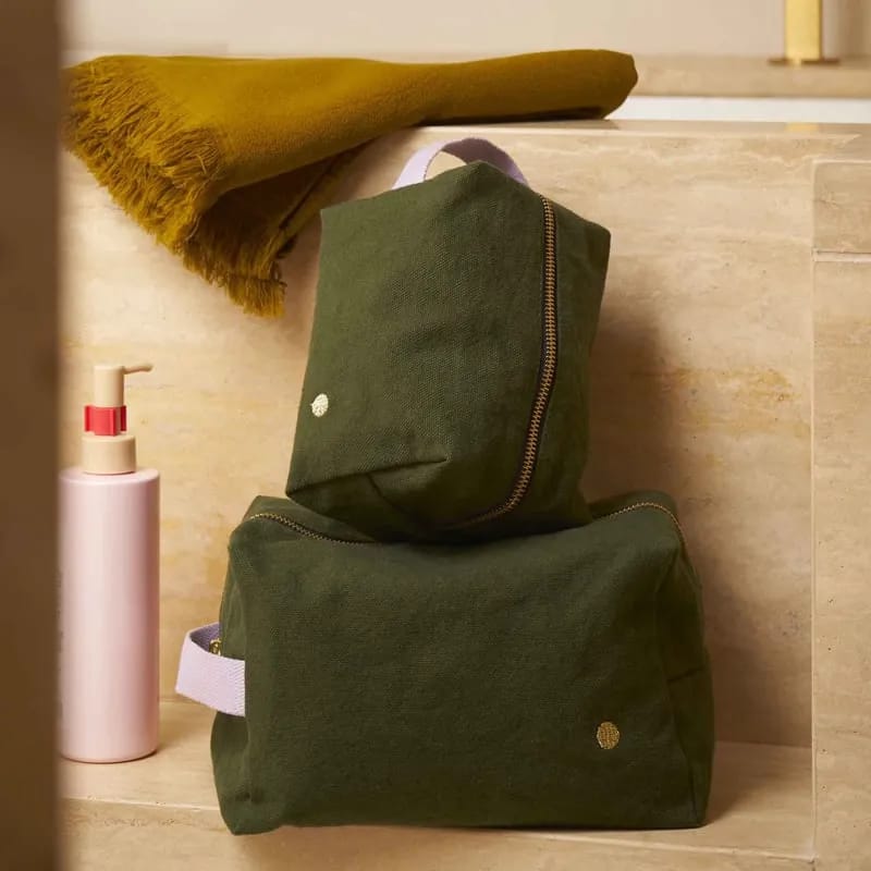 La Cerise sur le gâteau
 Toilettasker Iona Toilettaske i KALE, 3