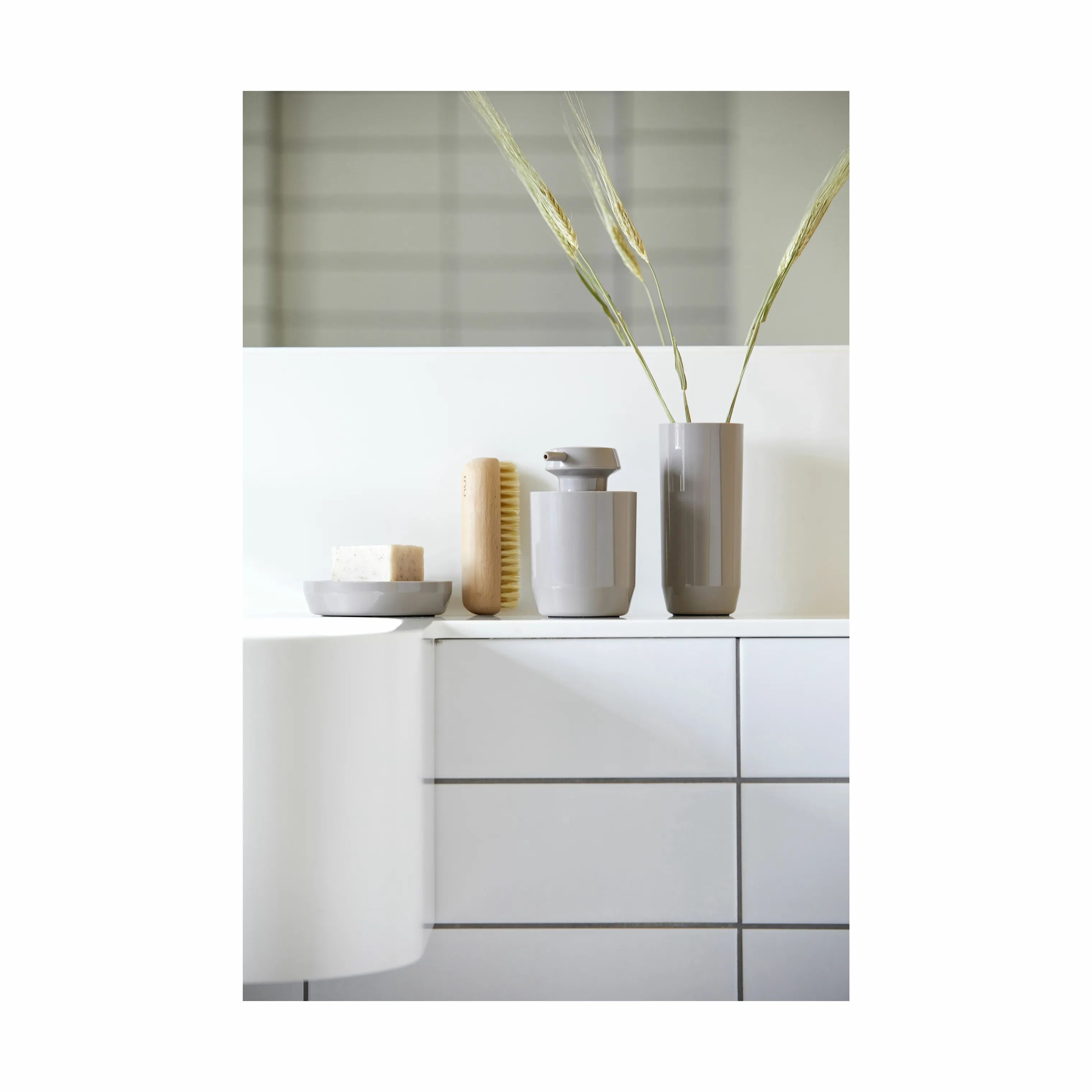 Zone Tandbørsteholdere Suii Tandbørstekrus i Taupe, 14,1 cm, 2