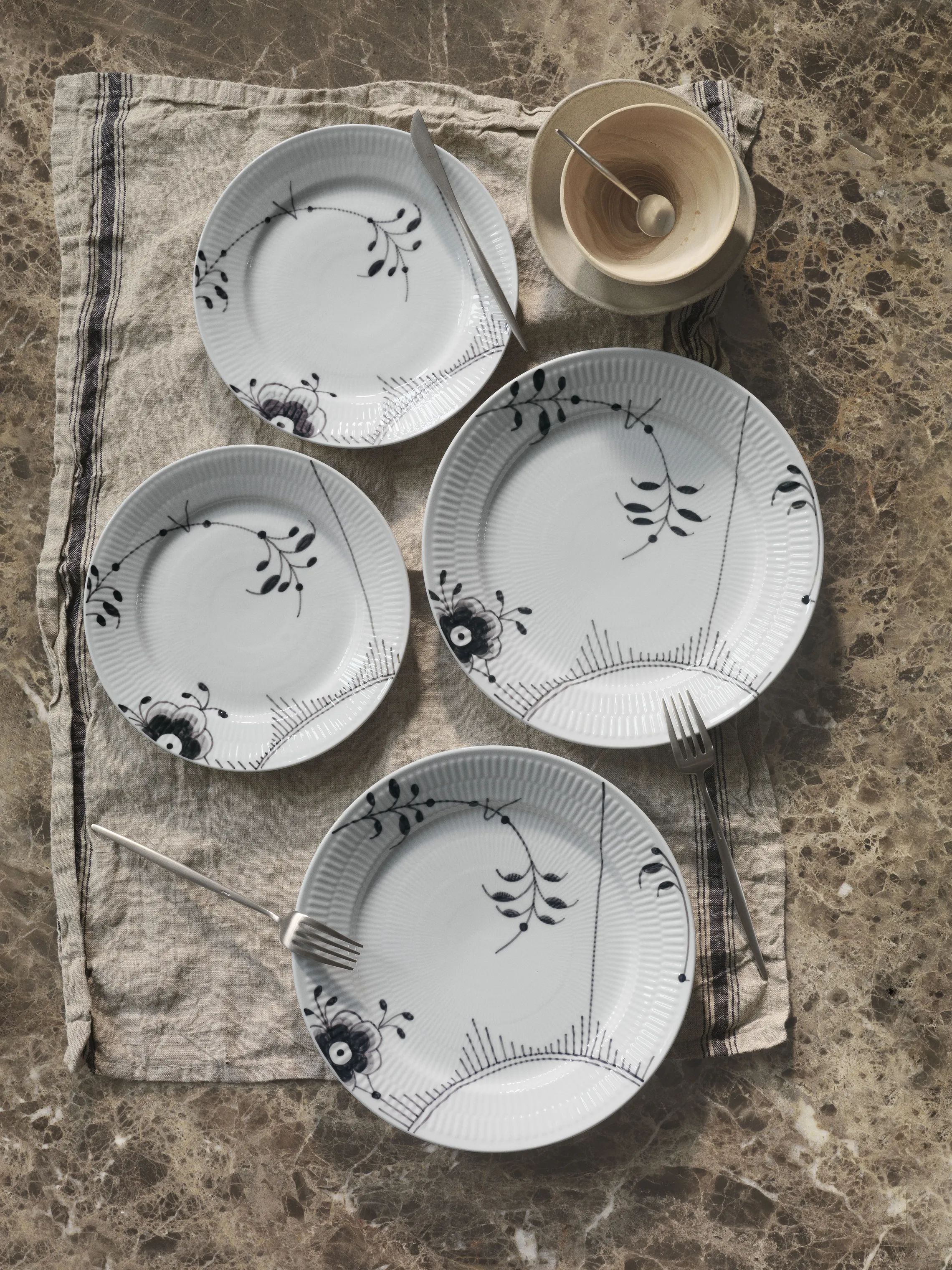Royal Copenhagen Frokosttallerkener Sort Mega Riflet Frokosttallerken #2 - 2 stk. i Sort/hvid, 2