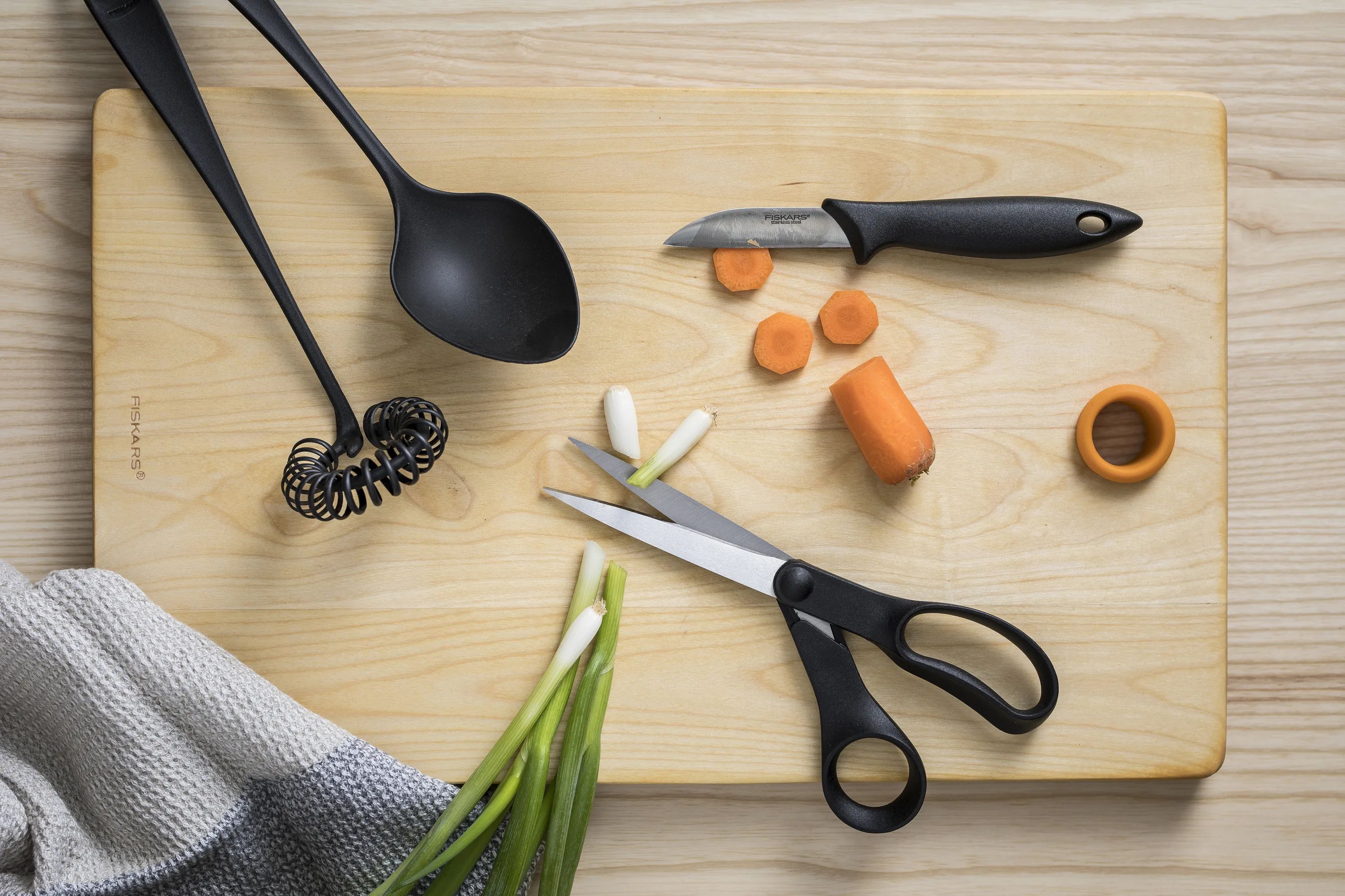Fiskars Køkkensakse Essential Universalsaks i stål/sort, 2