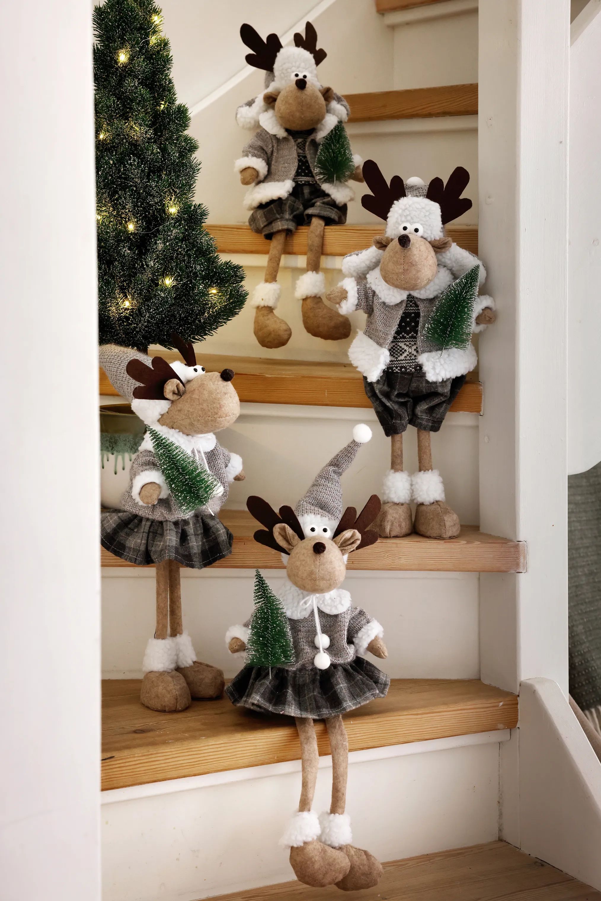 Casa Christmas Dyrefigurer Rensdyr i Stående pige, 2