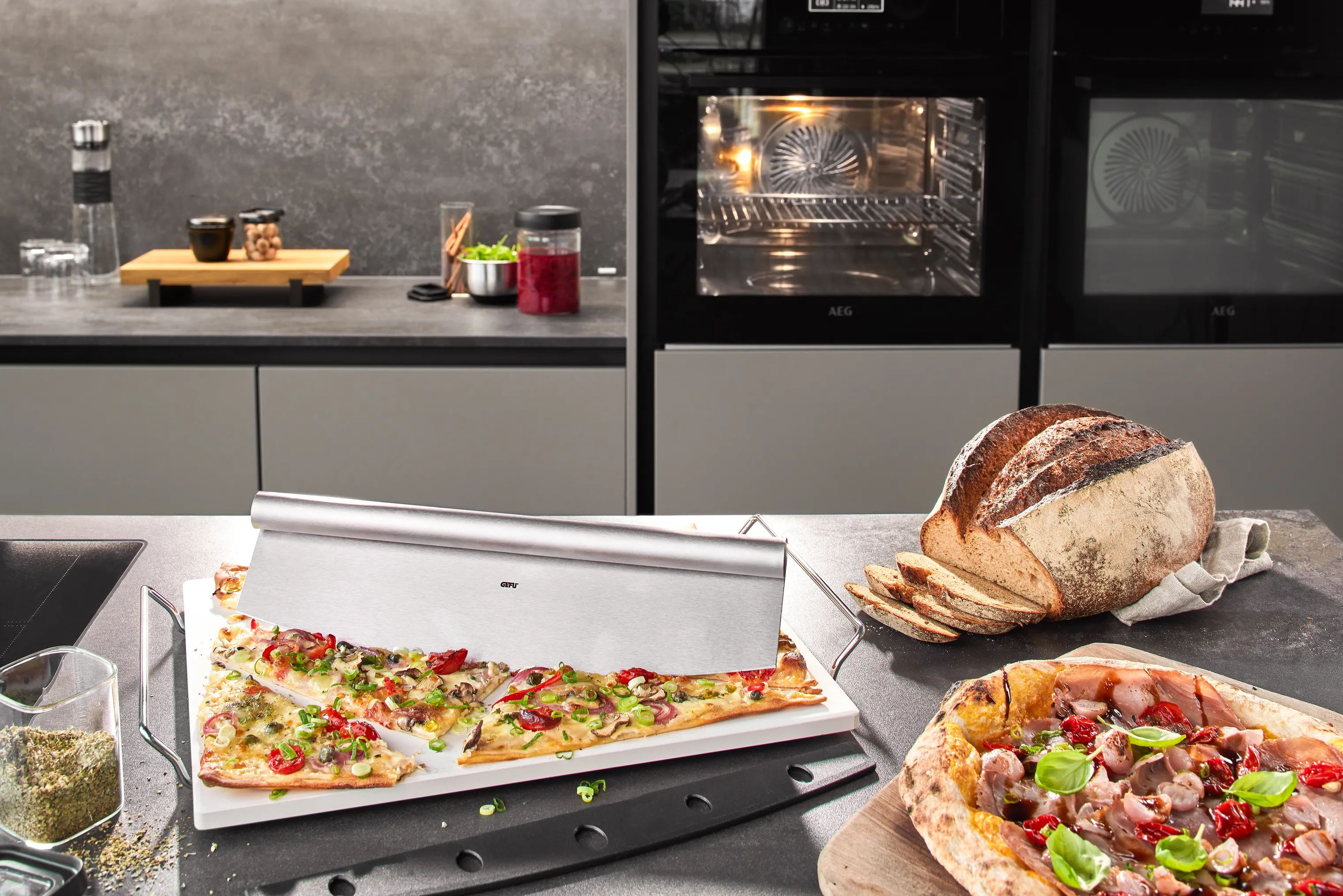 Gefu Pizzasten Pizzasten m. stand og Pizzahjul i Sølv, 2