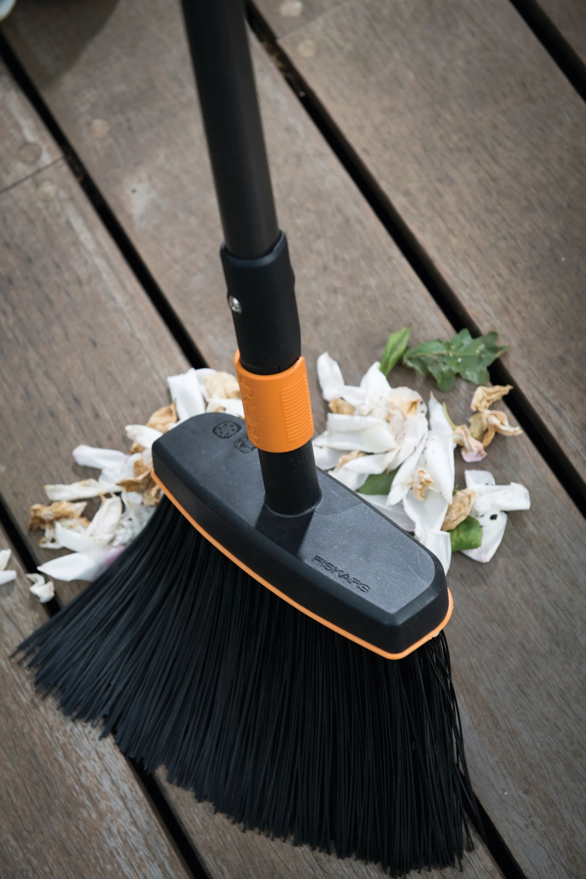 Fiskars Garden Haveredskaber QuikFit™ Terassekost i Sort/Orange, 2