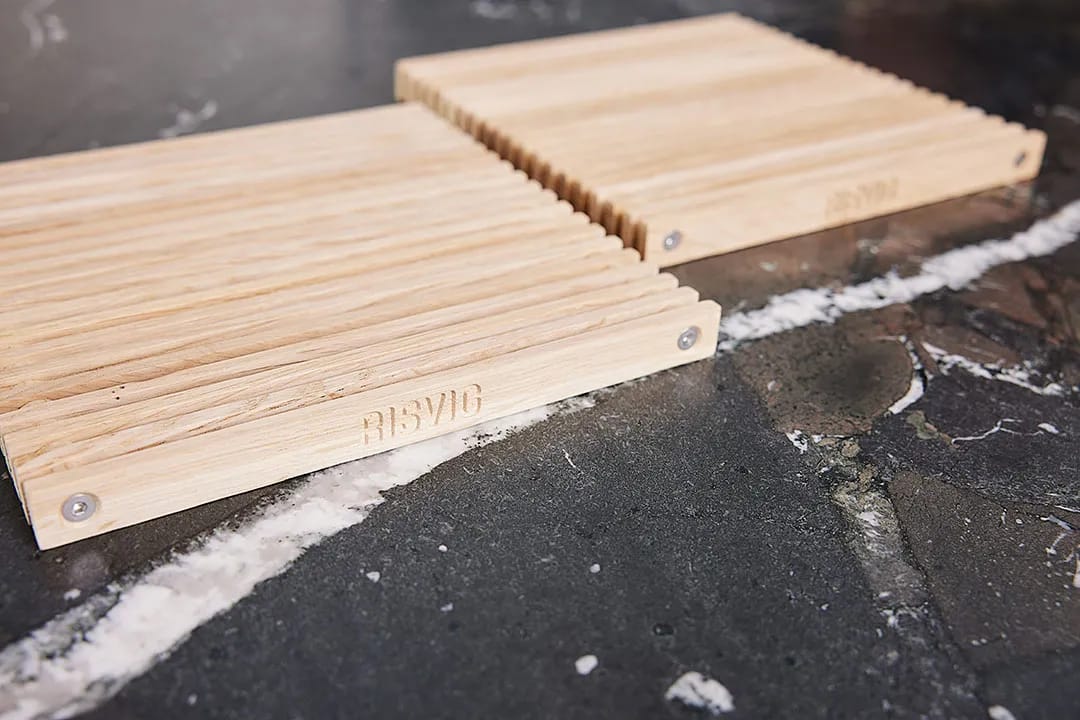 RISVIG Design Bordskånere Lignus Gryderist i Egetræ, 9
