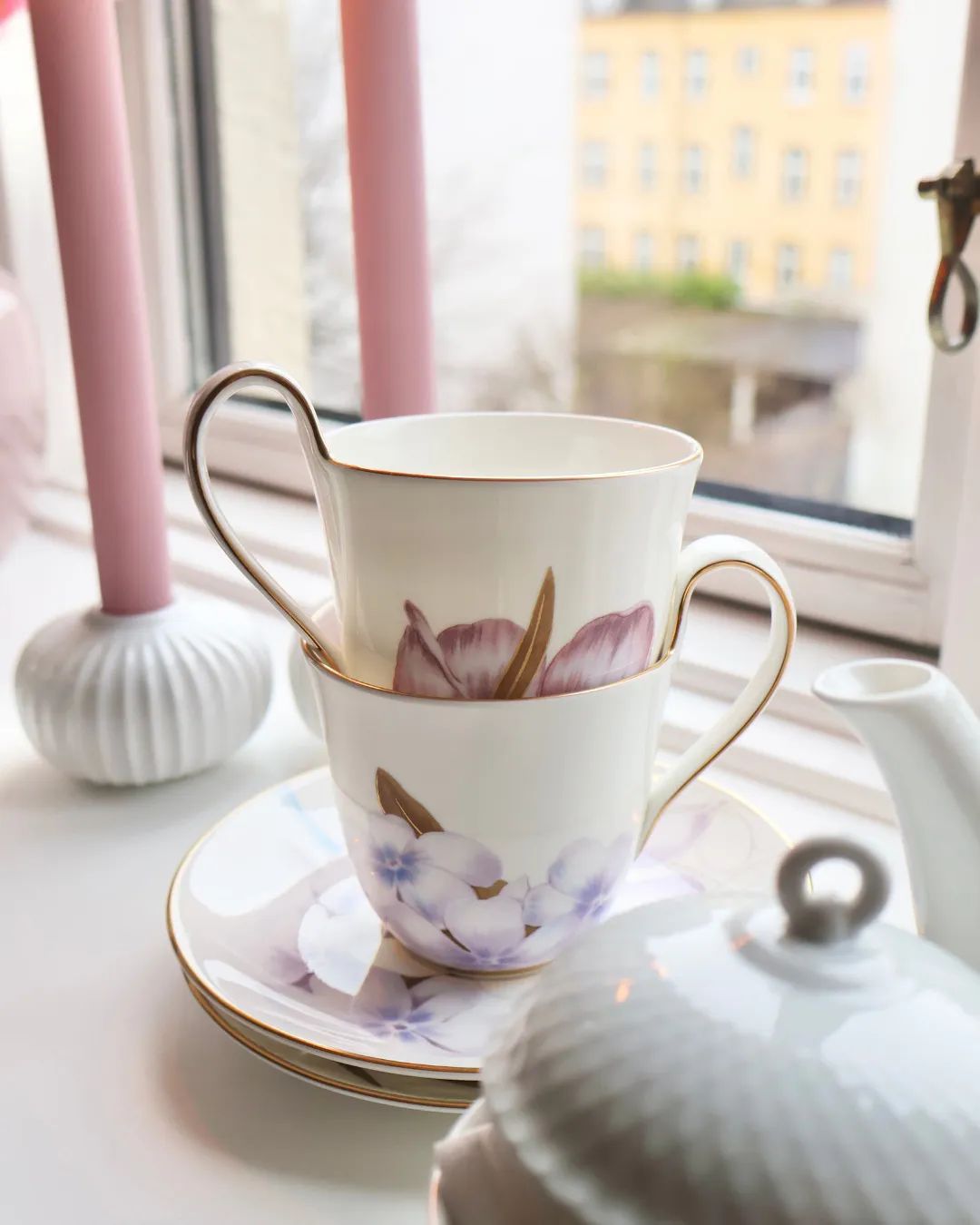 Royal Copenhagen Krus og kopper med hank Flora Højhankskop - Iris i Iris, 5