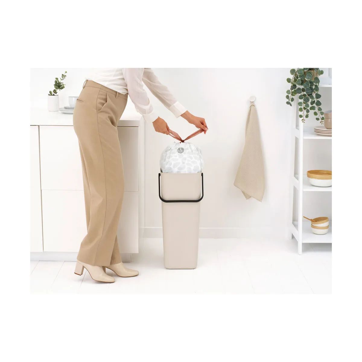 Brabantia Spande uden pedal Sort & Go Affaldsspand i Soft Beige, 40 L, 3