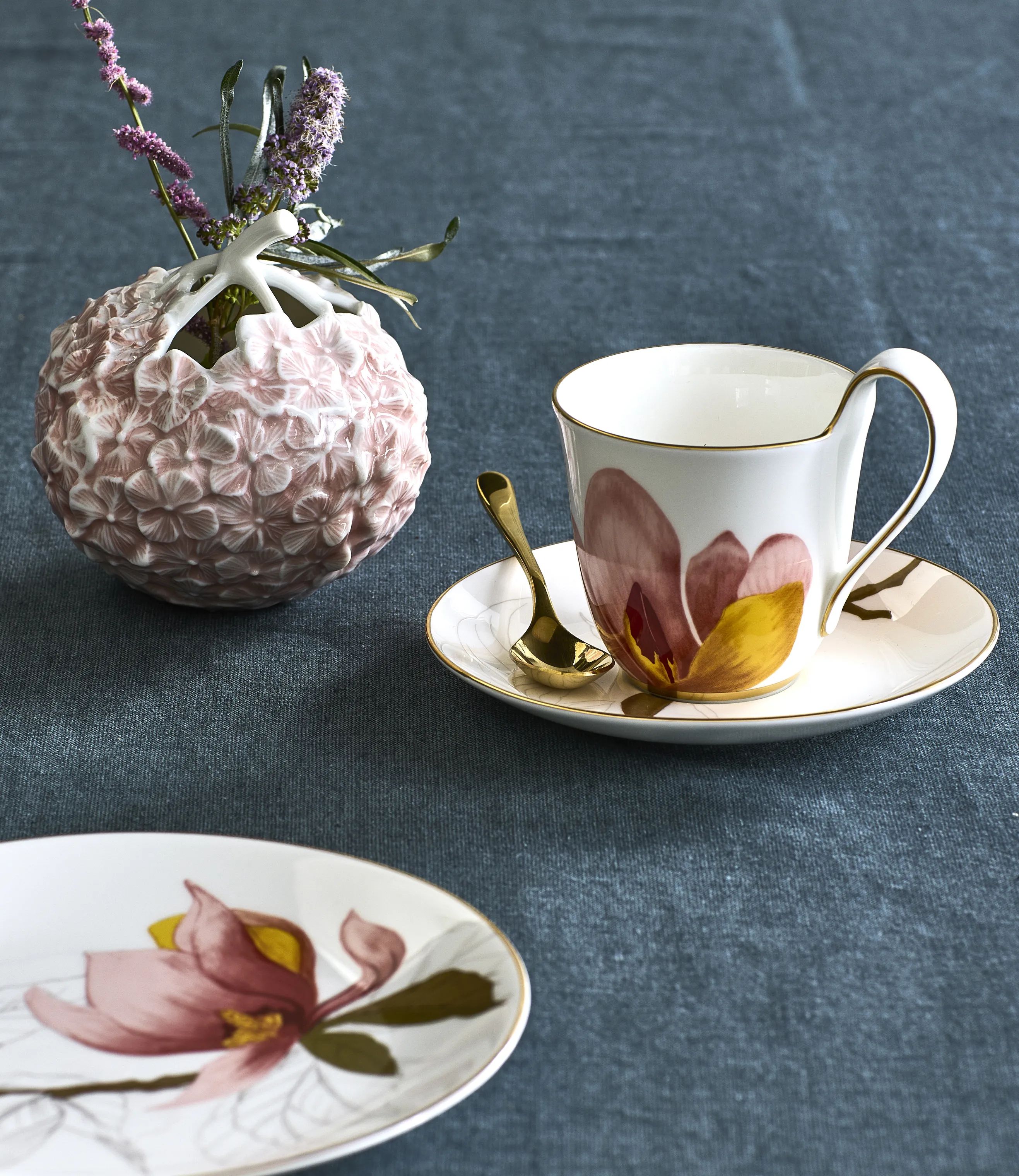 Royal Copenhagen Krus og kopper med hank Flora Højhankskop m. underkop - Magnolia i Magnolia, 2