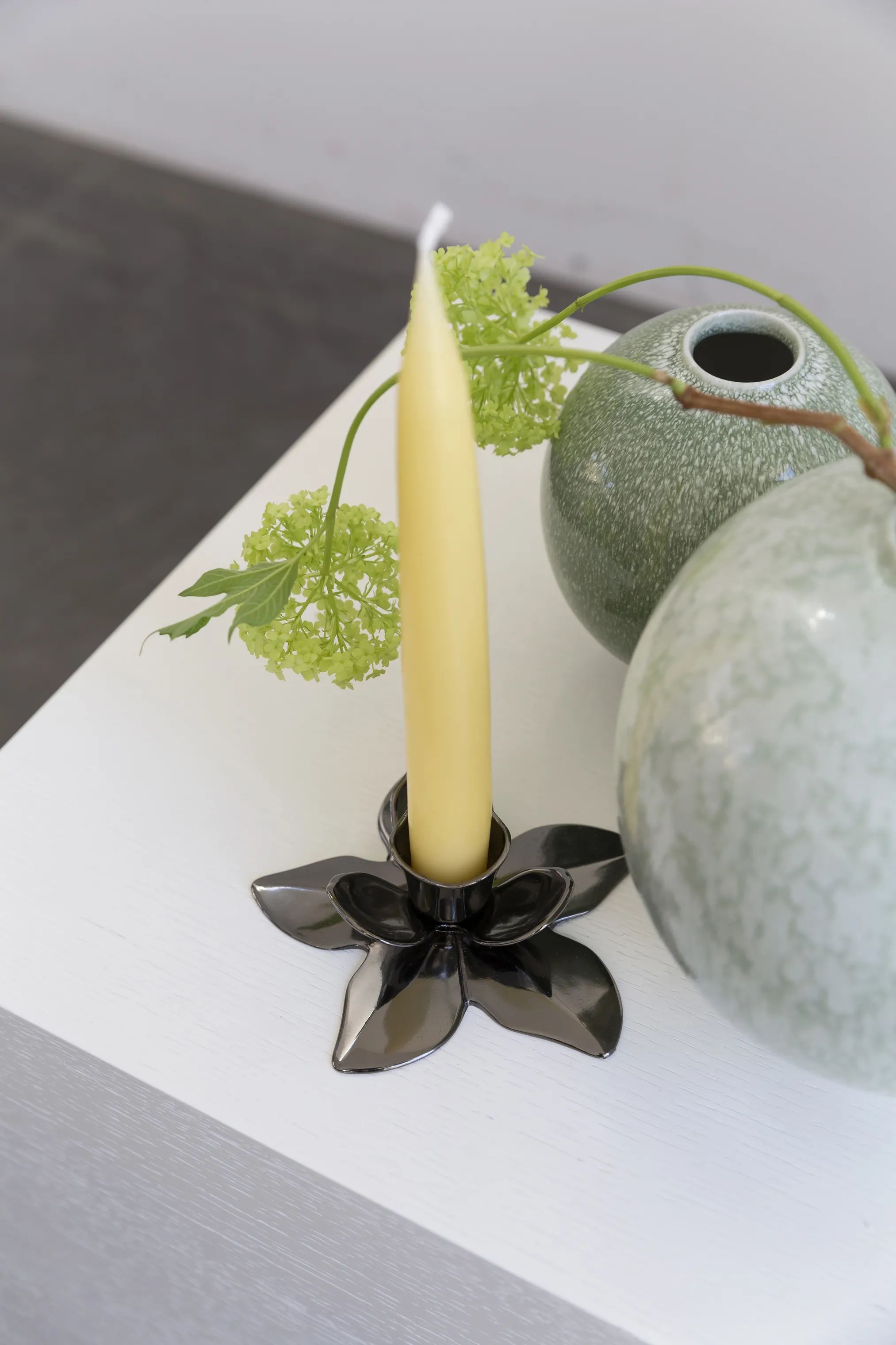 Candles with a twist Kronelysestage Flower Art Deco Lysestage i Sort, 4 cm, 2