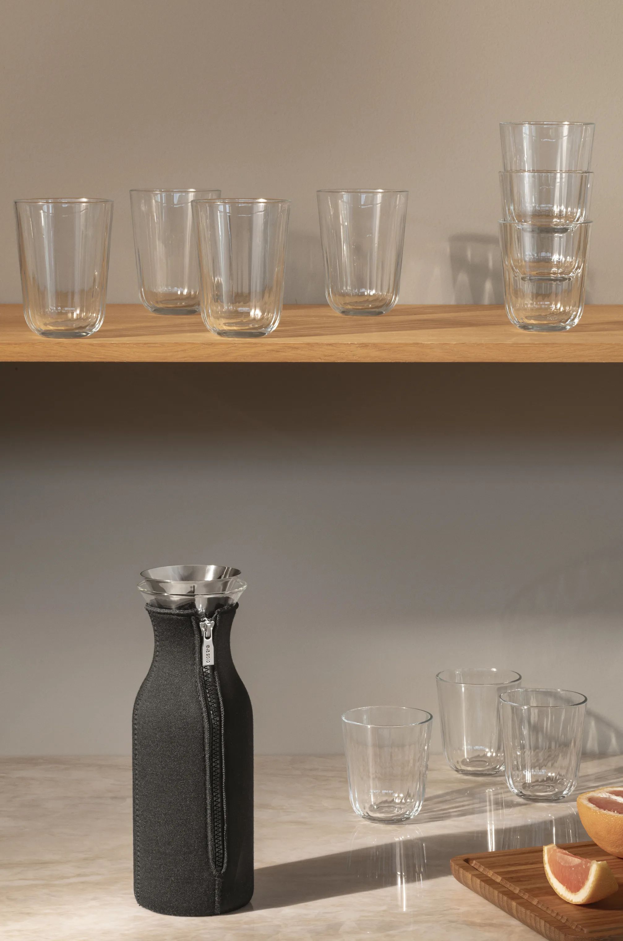 Eva Trio Vandkarafler Woven Køleskabskaraffel i Sort, 3