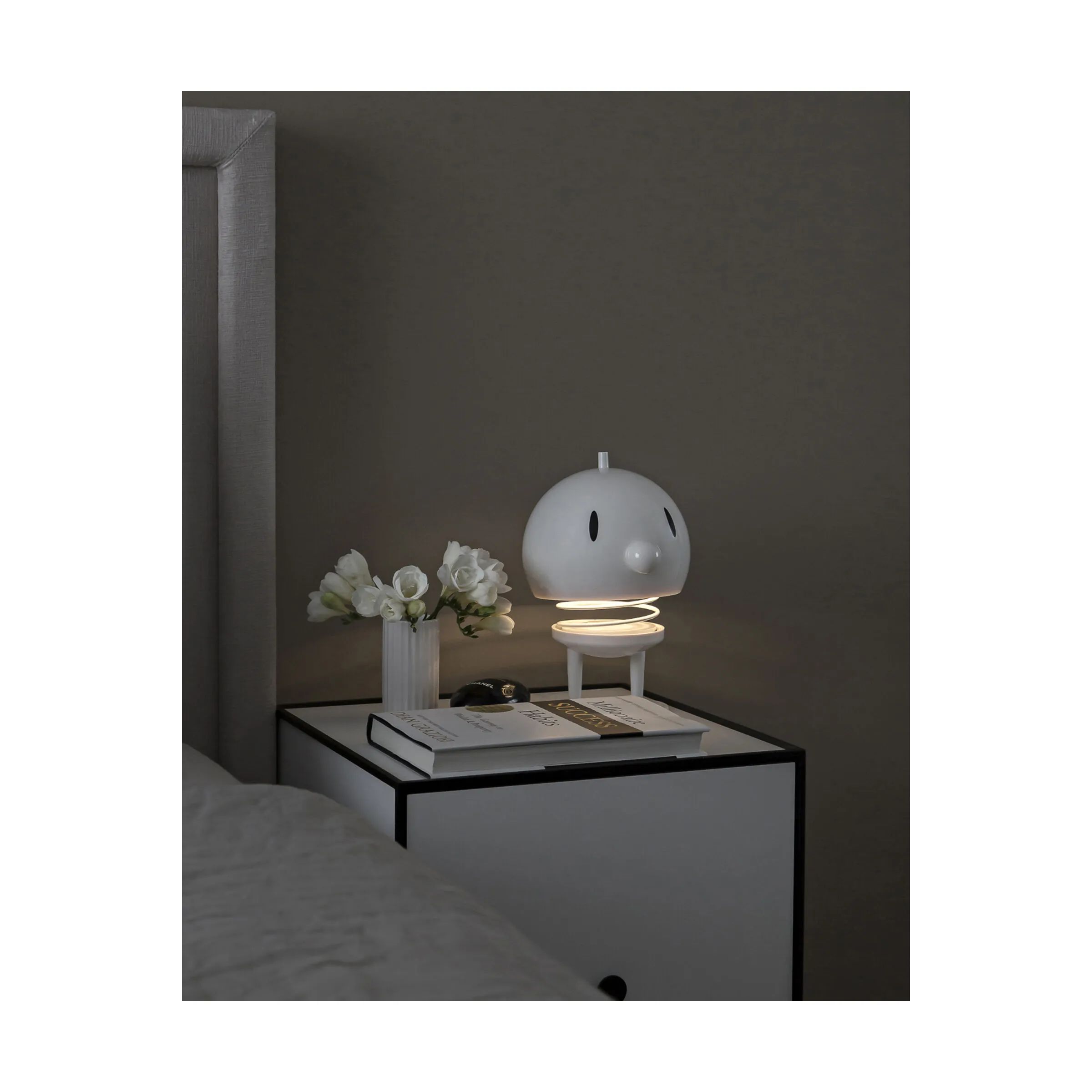 Hoptimist Bordlamper Bumble - LED Lampe i White, 23 cm, 2