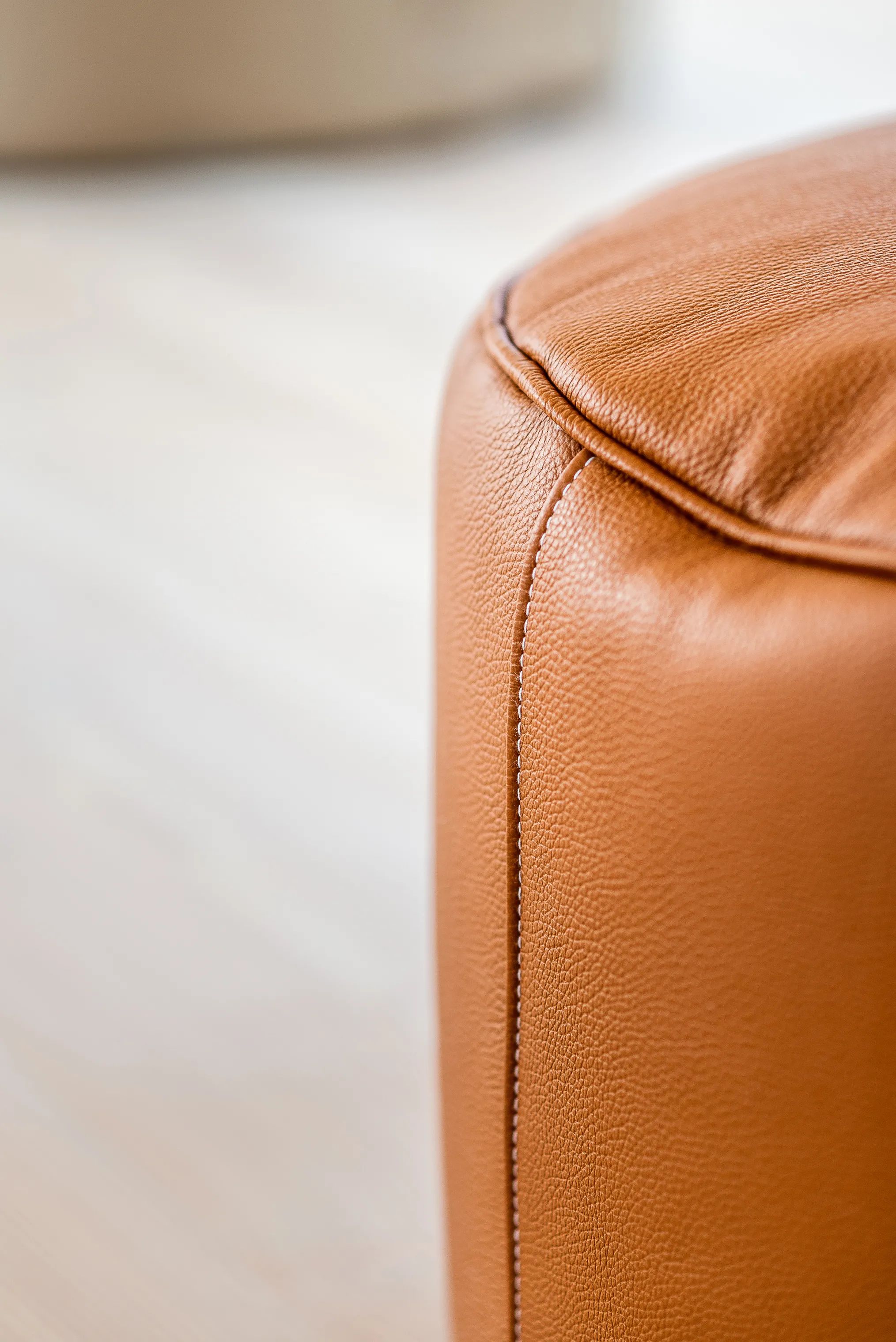TRIMM Copenhagen Puffer Læder Tiny Moon Puf i Cognac, 4