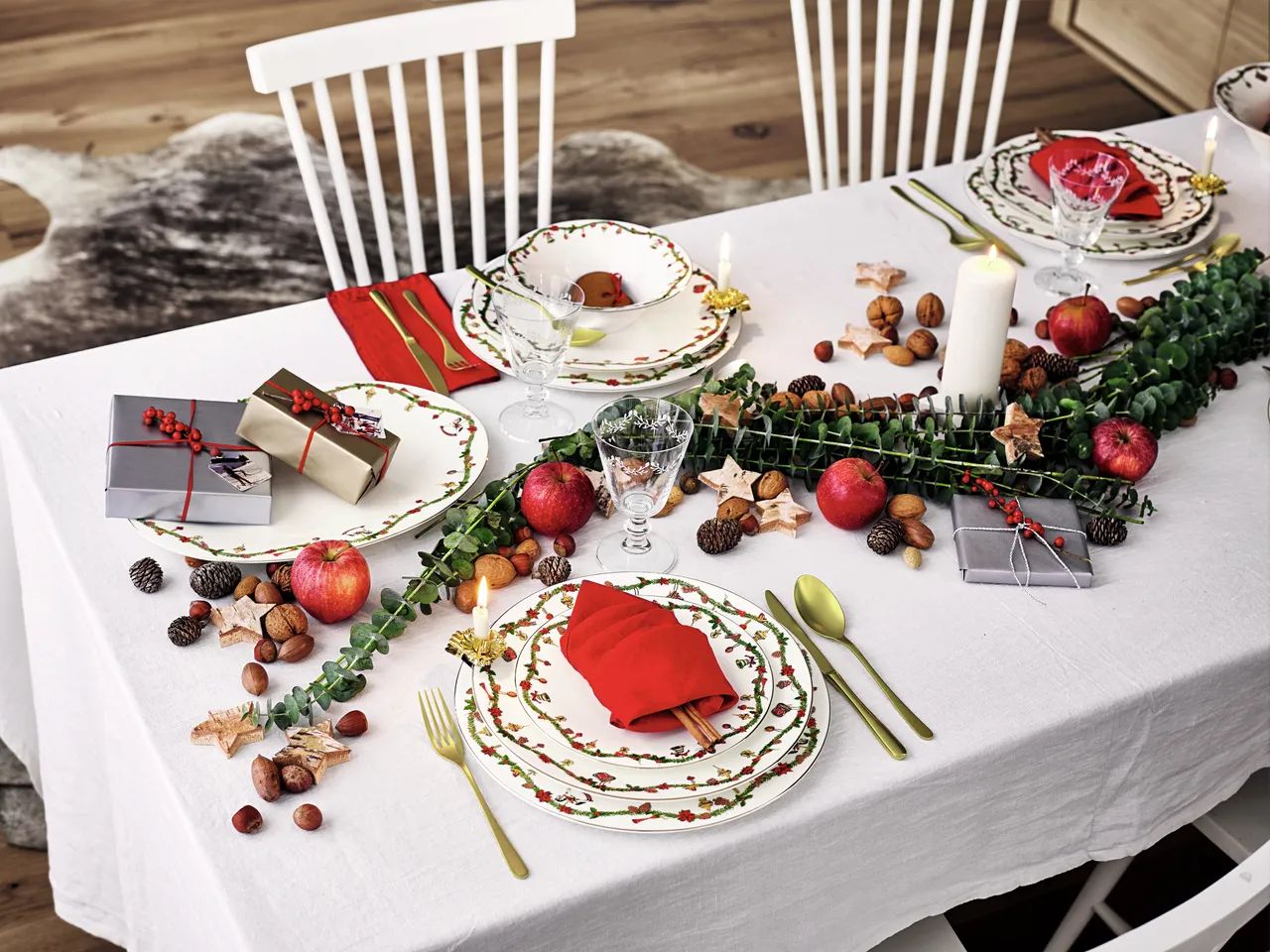 Hutschenreuther Middagstallerkener Nora Christmas Undertallerken i Hvid med rød/grøn/gylden julegirlande, 2