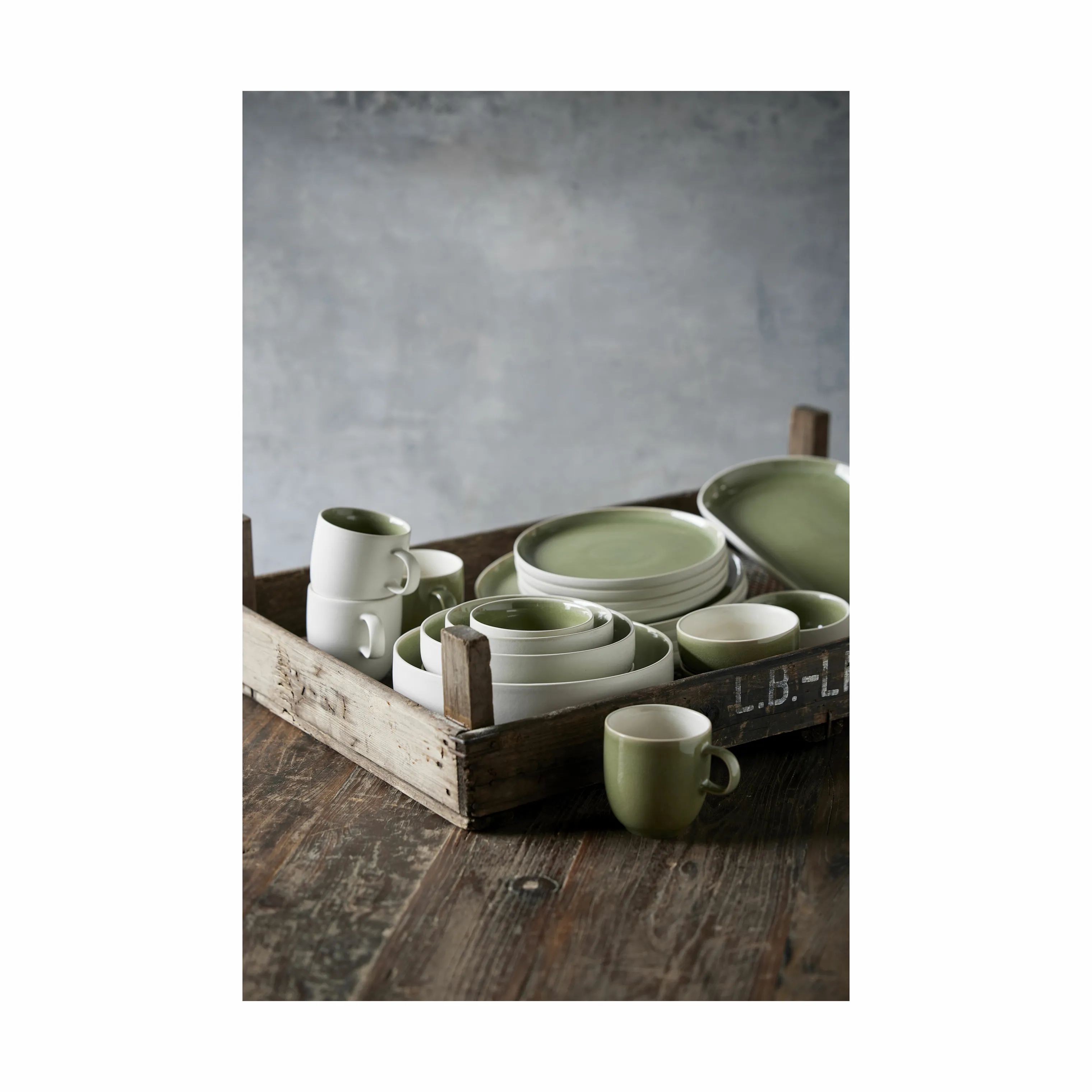 Studio Round Krus og kopper med hank North Krus i Matte white/shiny Moss, 2