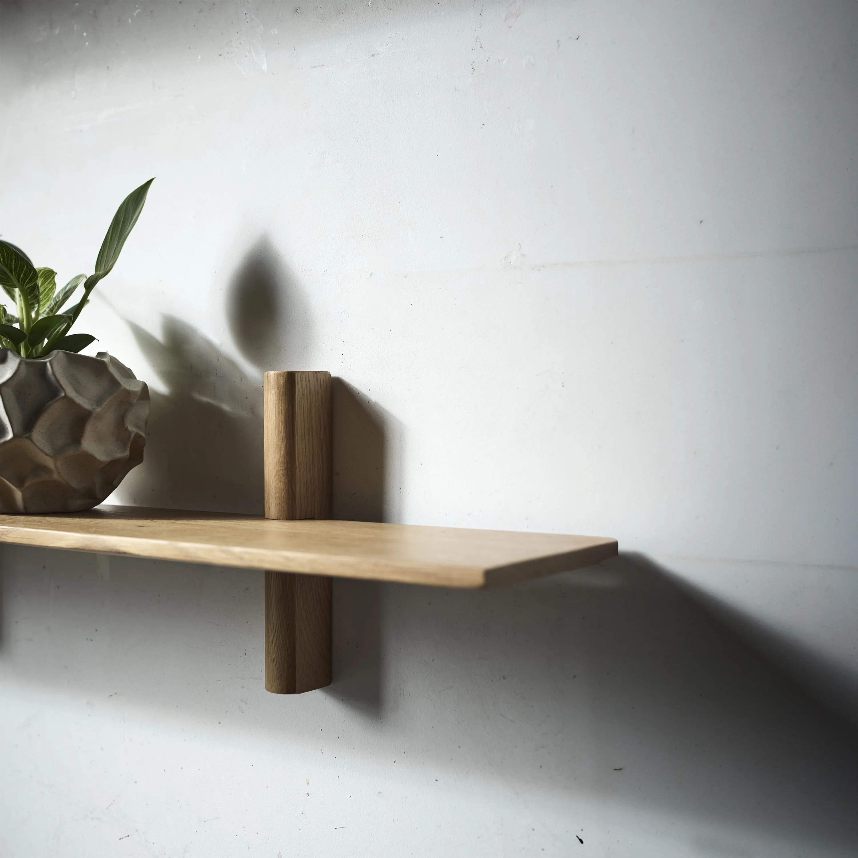 Muubs Hylder Noir Hylde i Natural, H22 x B90 cm, 2
