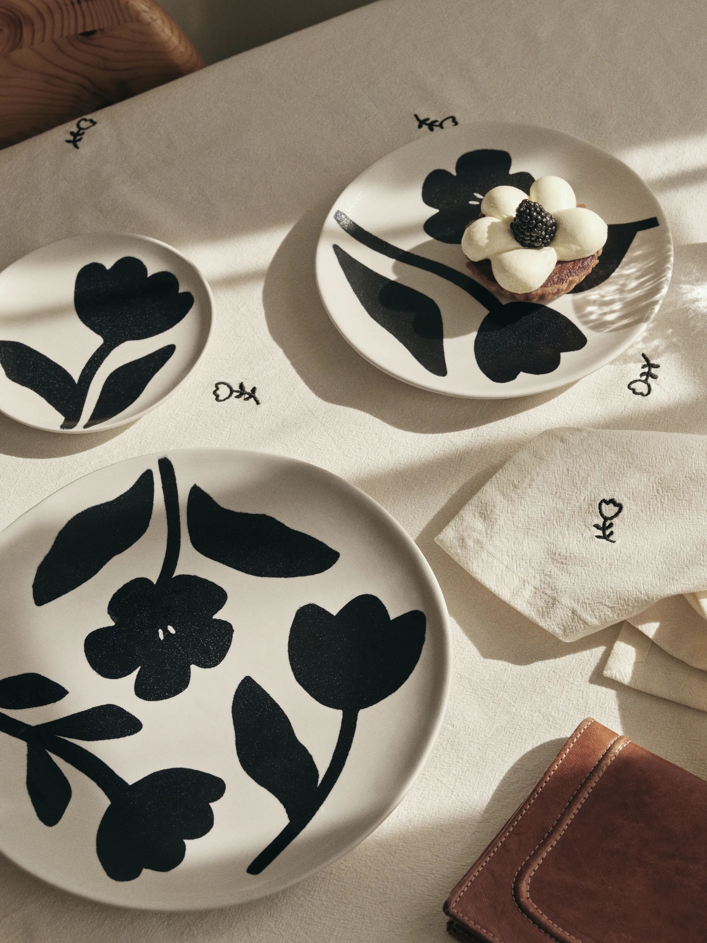 Broste Copenhagen Tallerkener Flora Tallerken i Black/Off White 3, 2