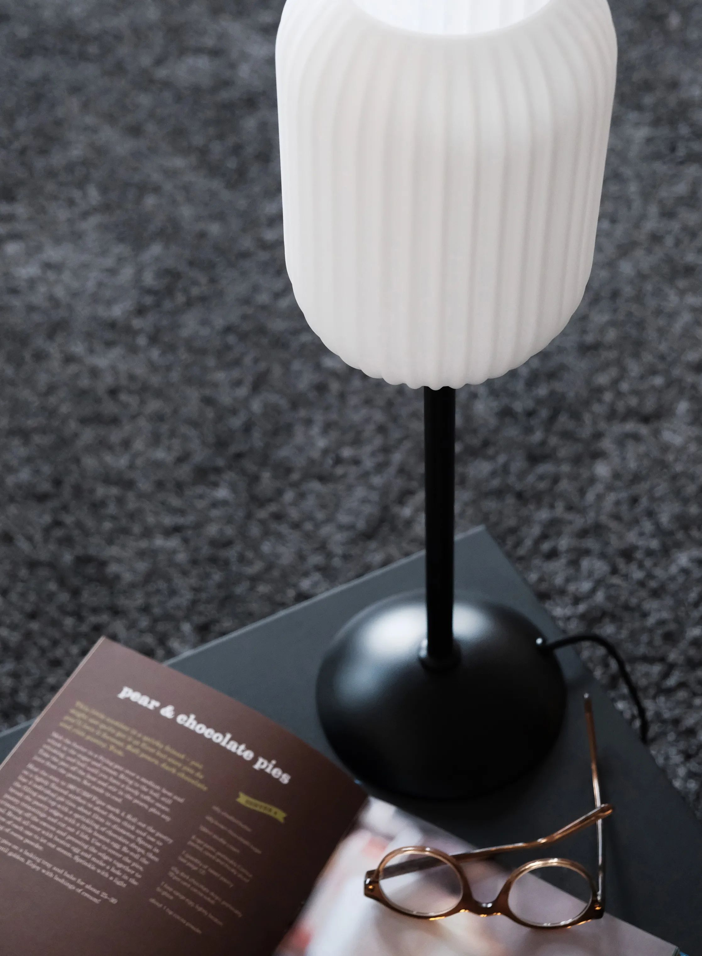 Dyberg Larsen Bordlamper Riflet Bordlampe i Opal/sort, 23 cm, 2