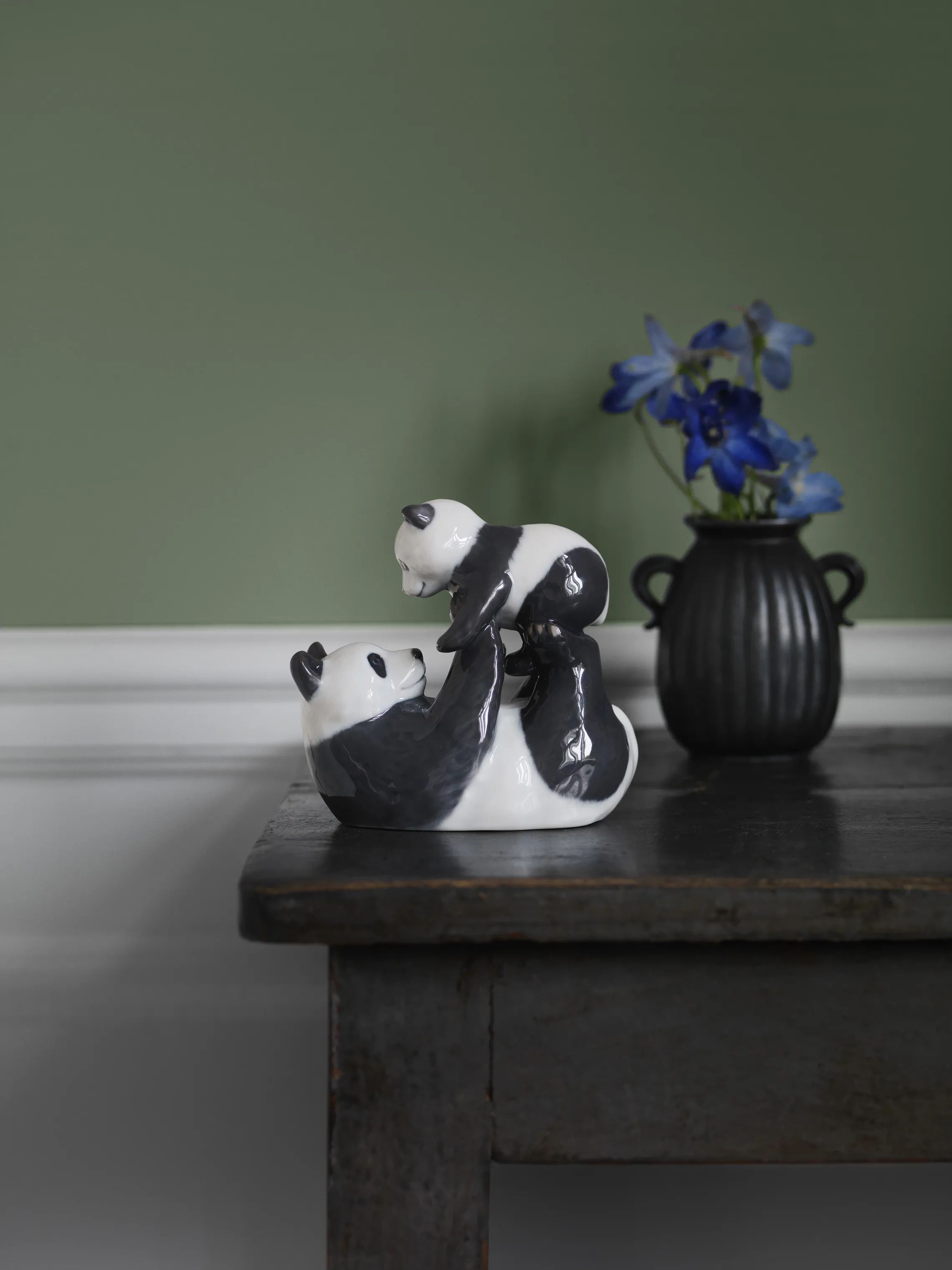 Royal Copenhagen Dyrefigurer Figurine Årsfigur 2022 - Panda i sort;hvid, 2