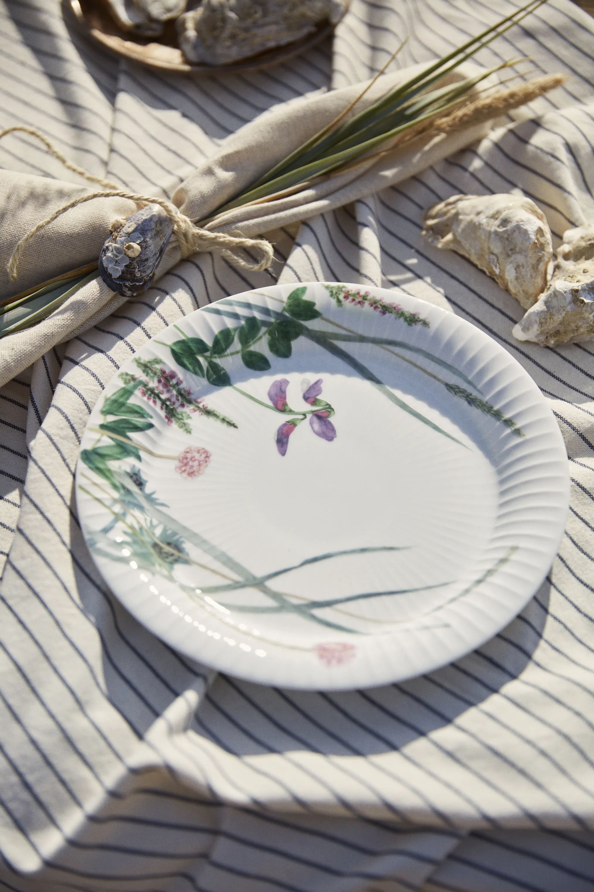 Kähler Middagstallerkener Hammershøi Sommer Tallerken i Coastal Flower, 2