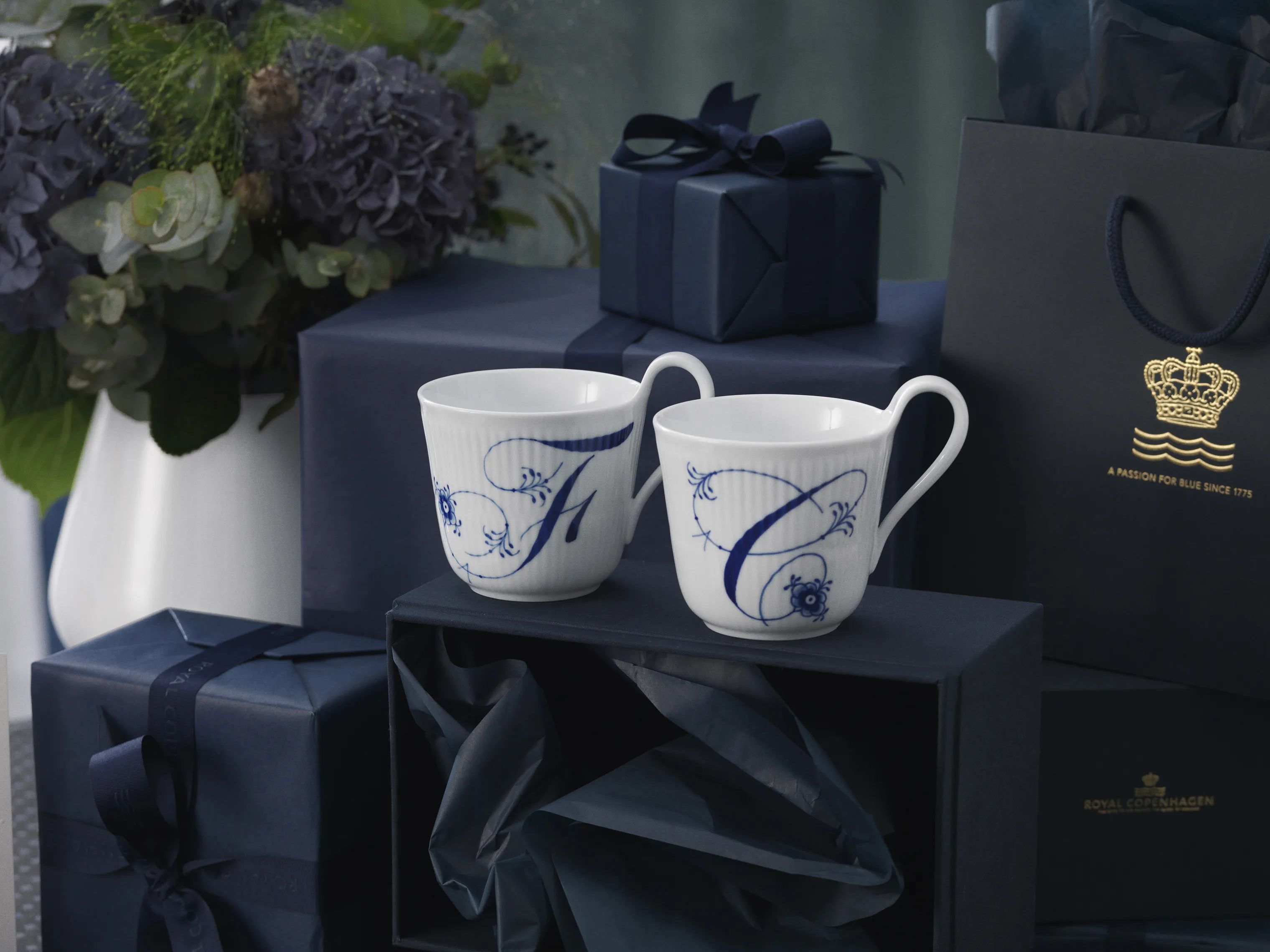 Royal Copenhagen Krus og kopper med hank Alfabet Kollektion Højhankskop - C i C krus, 3