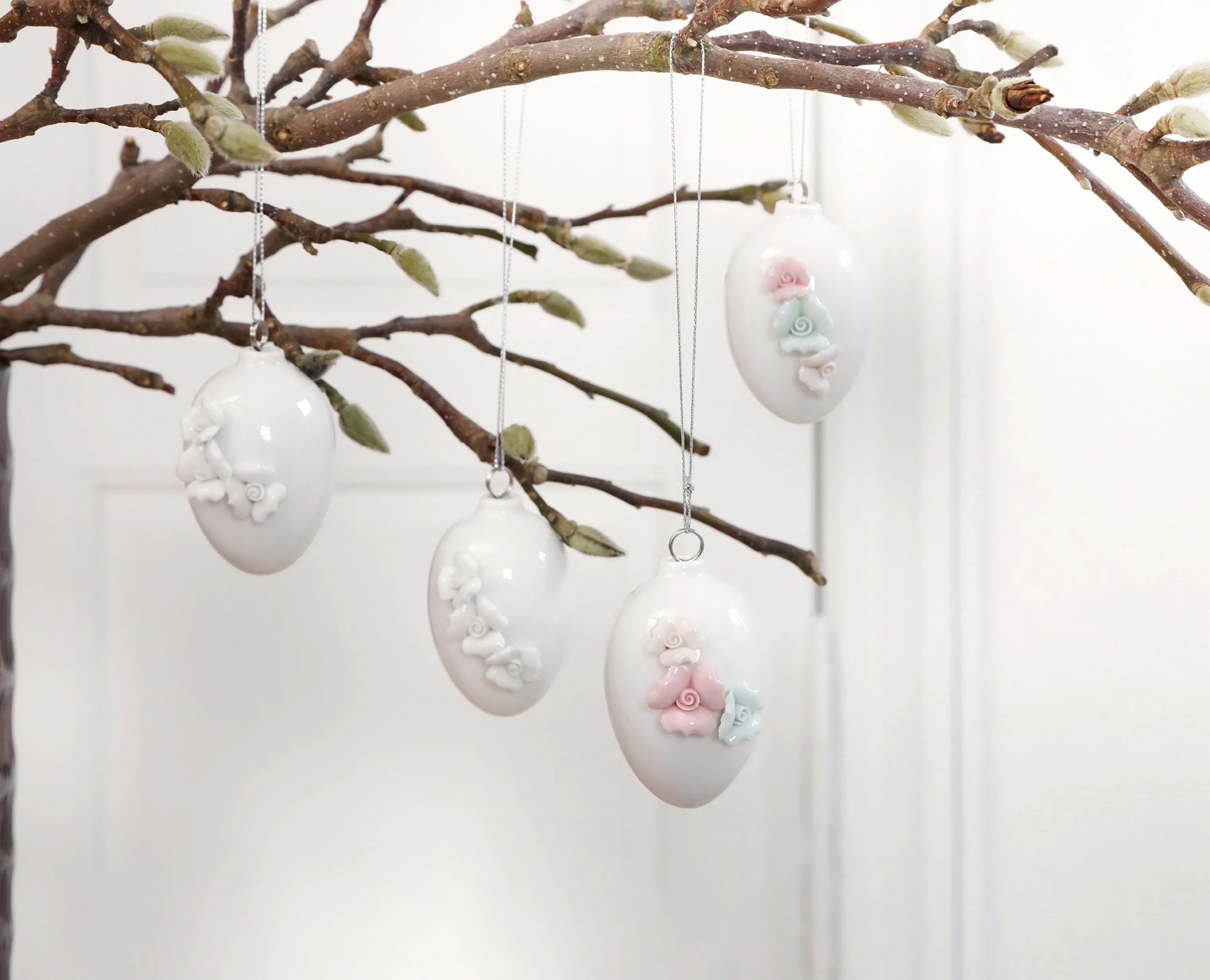 CASA Living Påskeæg og ophæng Påske 2020 Påskeæg i hvid med rosa og grøn, 6,5 cm, 2