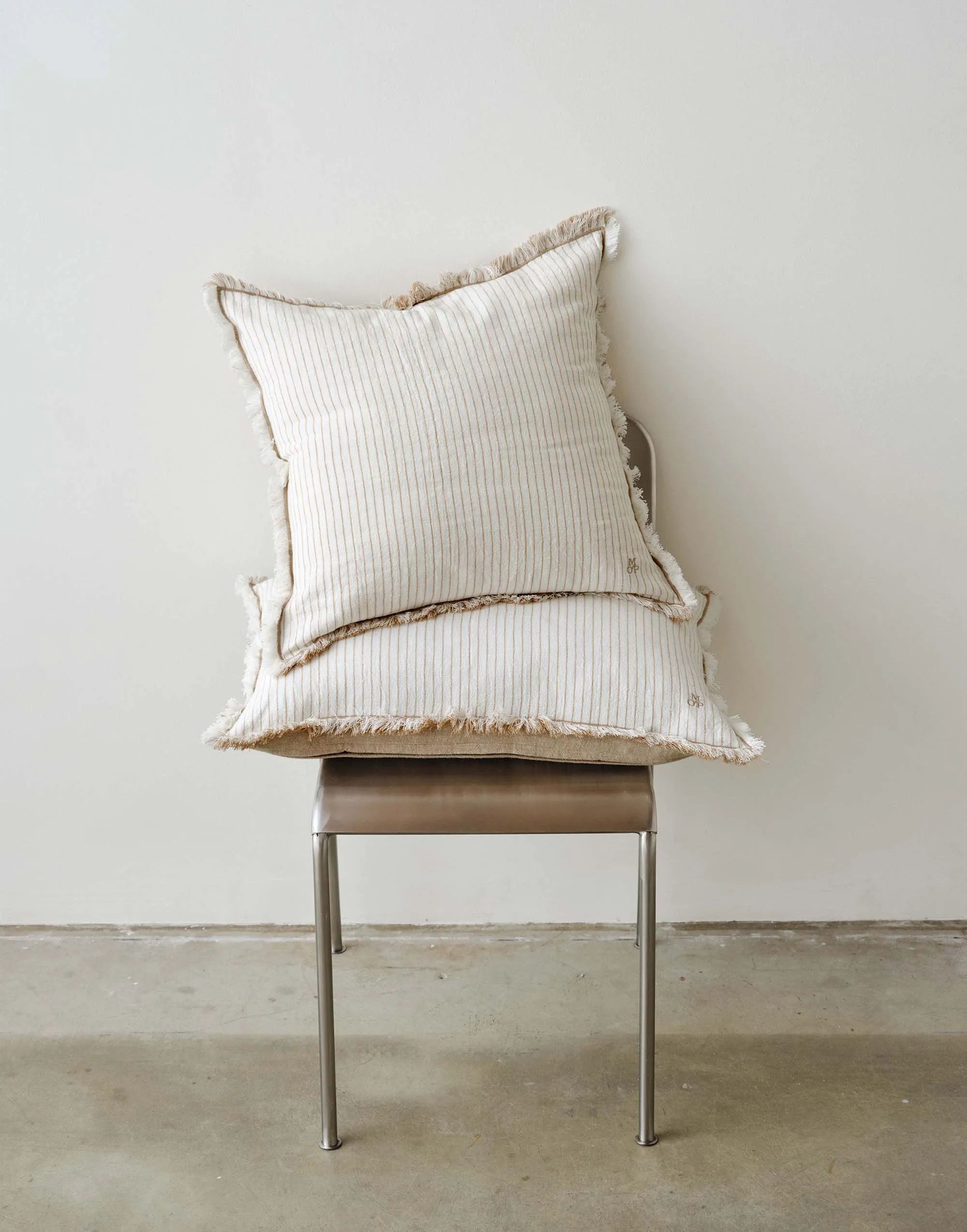 Marc O'Polo Pyntepuder Fine Stripe Pyntepude i Dark sand, B50 x L50 cm, 2