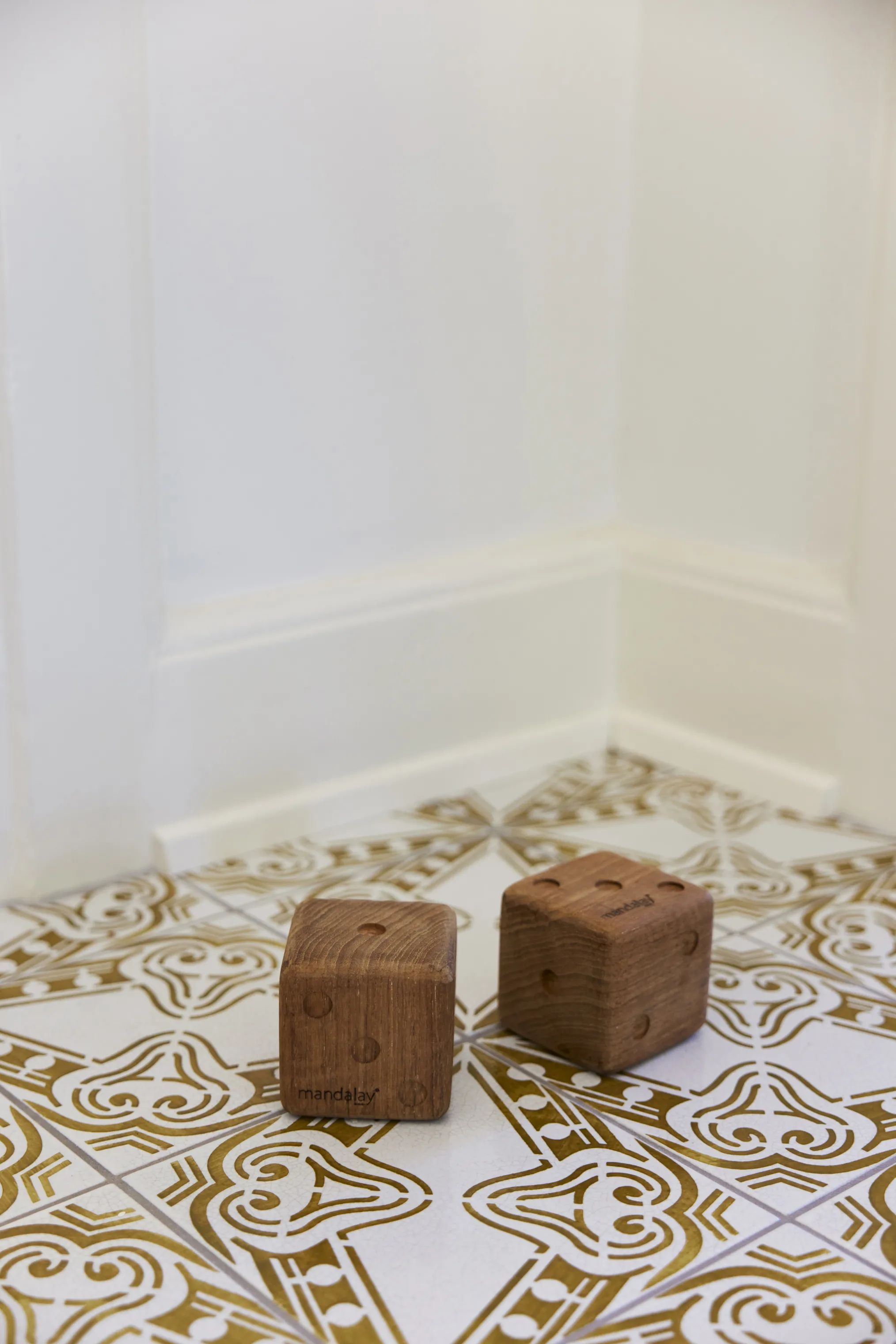 Mandalay Havespil Sussex Terninger - 2 stk. i Teak, 3