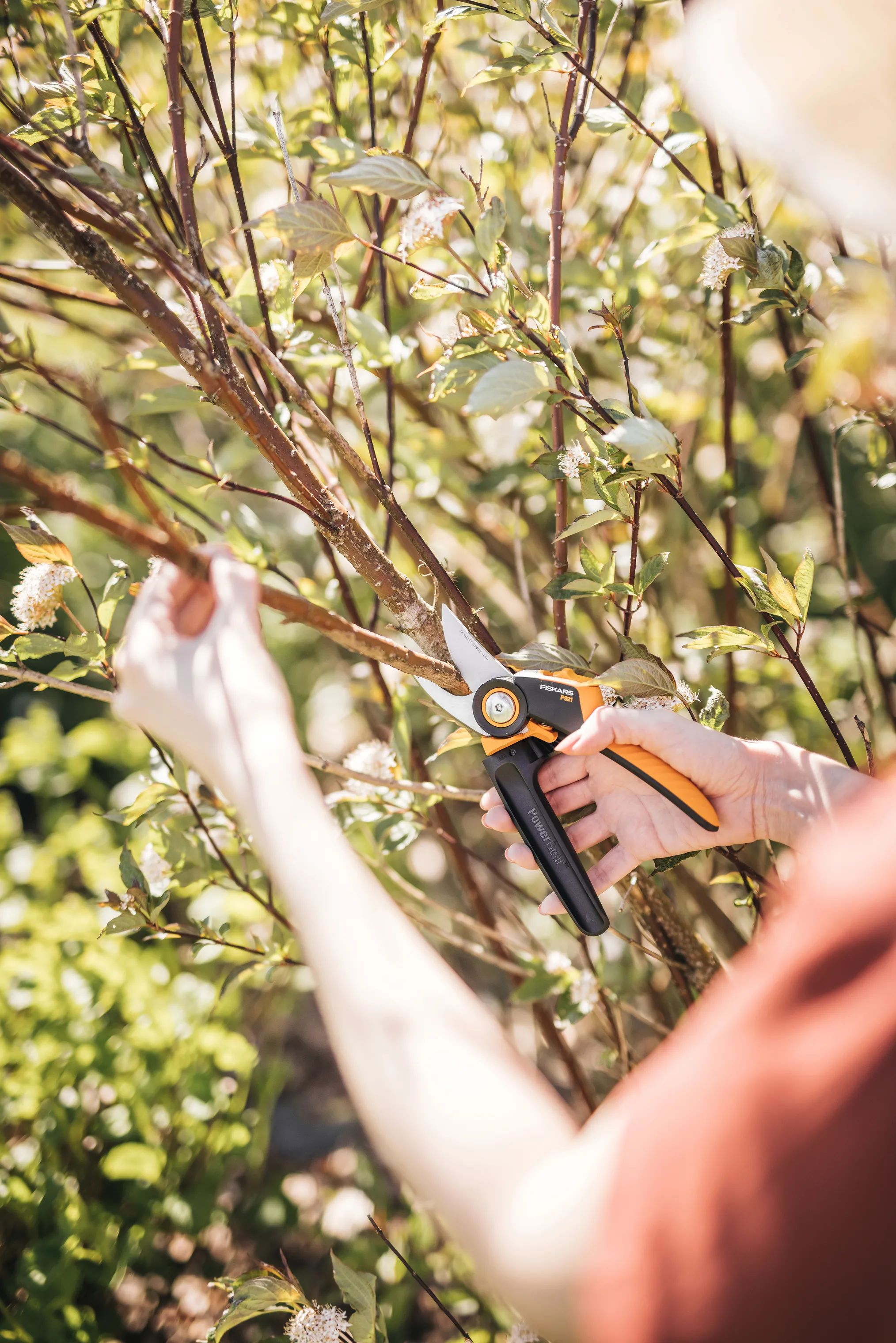 Fiskars Garden Haveredskaber X-series Beskæresaks med sideskær (P921) i Sort/orange, 5