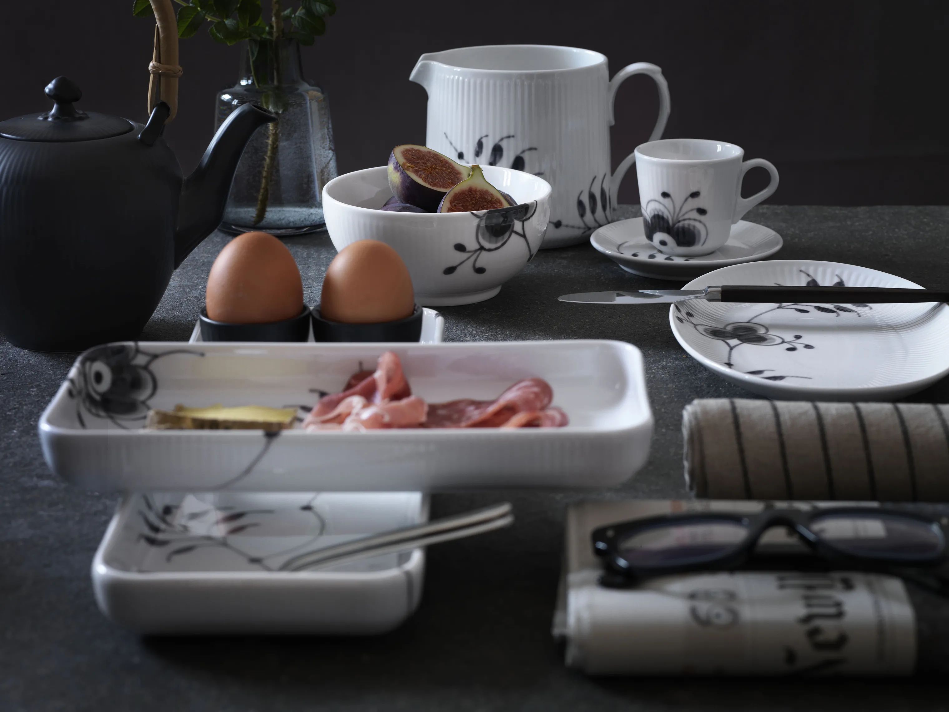 Royal Copenhagen Serveringsfade Sort Mega Riflet Fad i Sort/hvid, 24 cm, 2