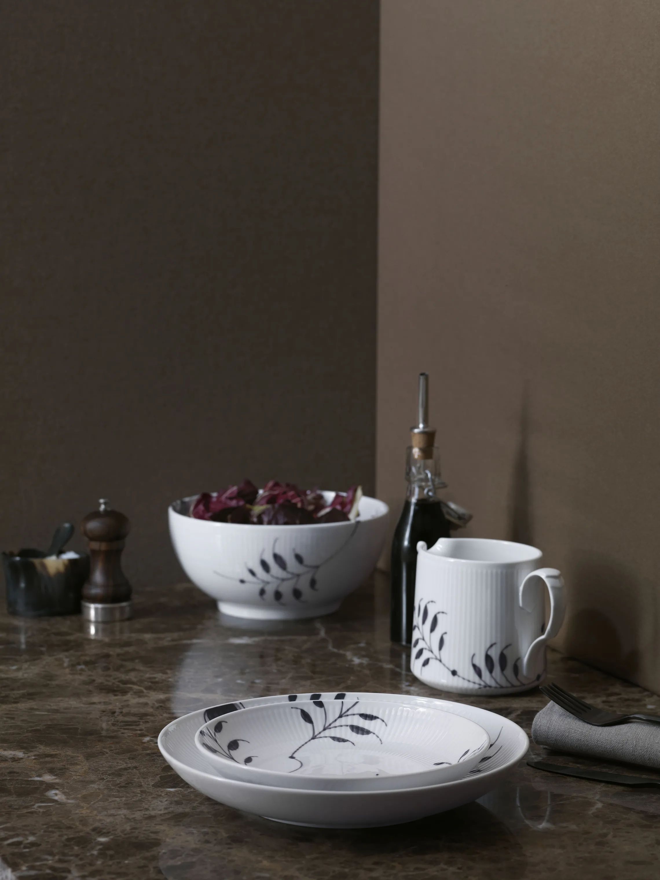 Royal Copenhagen Serveringsskåle Sort Mega Riflet Skål i Sort/hvid, 24 cm, 2