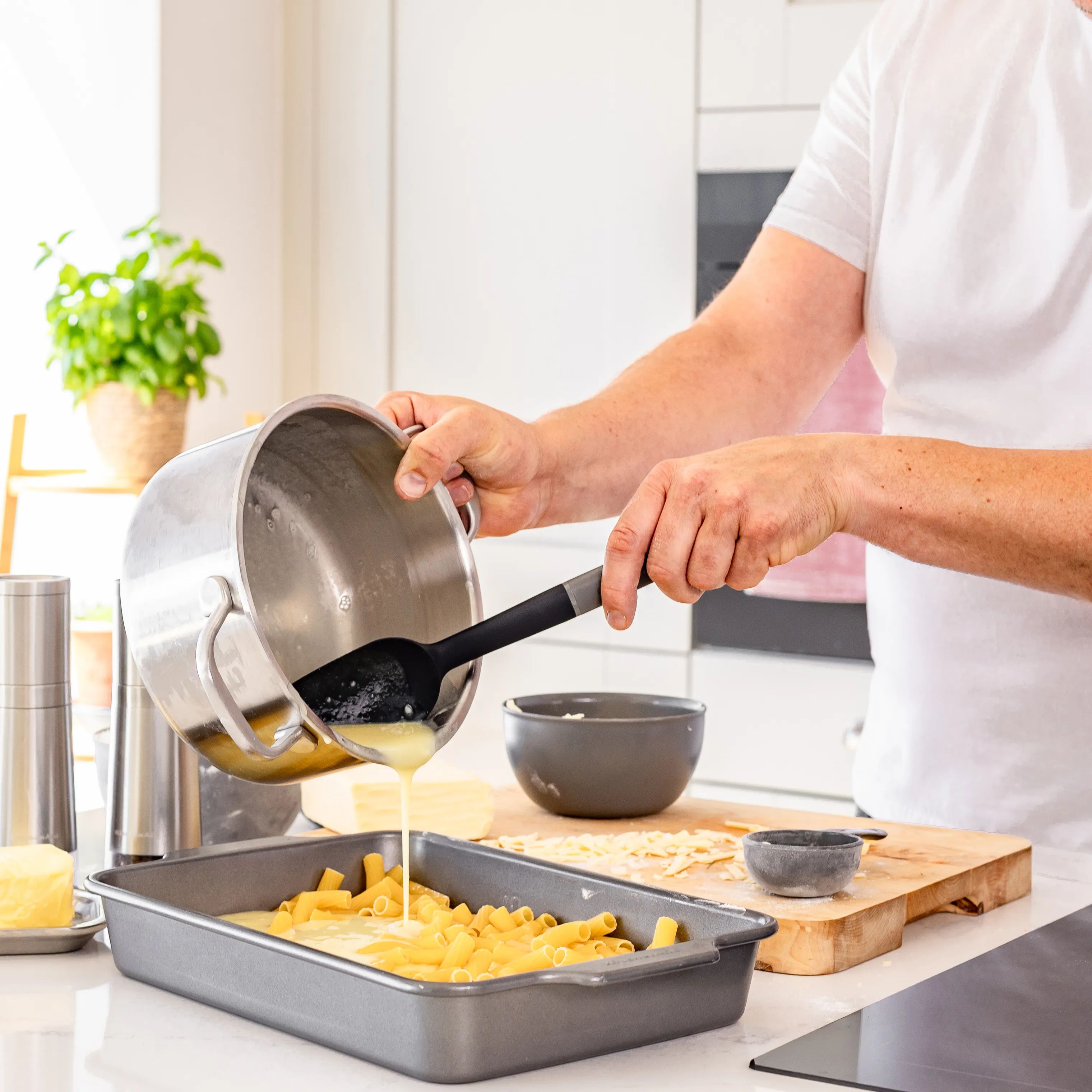 KitchenAid Bageredskaber Classic Grydeske i Grå, 34 cm, 3