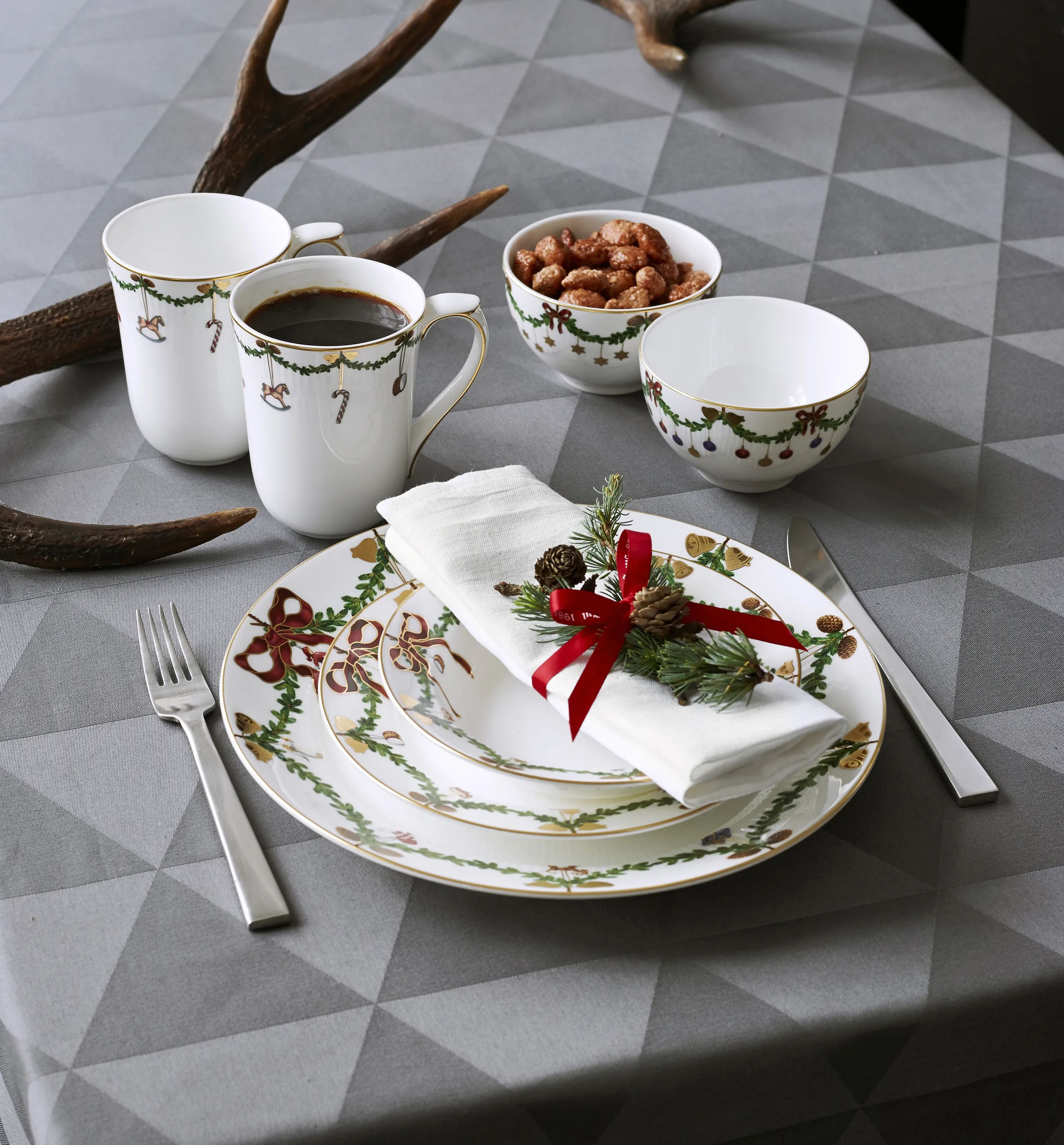 Royal Copenhagen Dybe tallerkener Stjerne Riflet Jul Dyb tallerken i Grøn/hvid/rød, 17 cm, 2