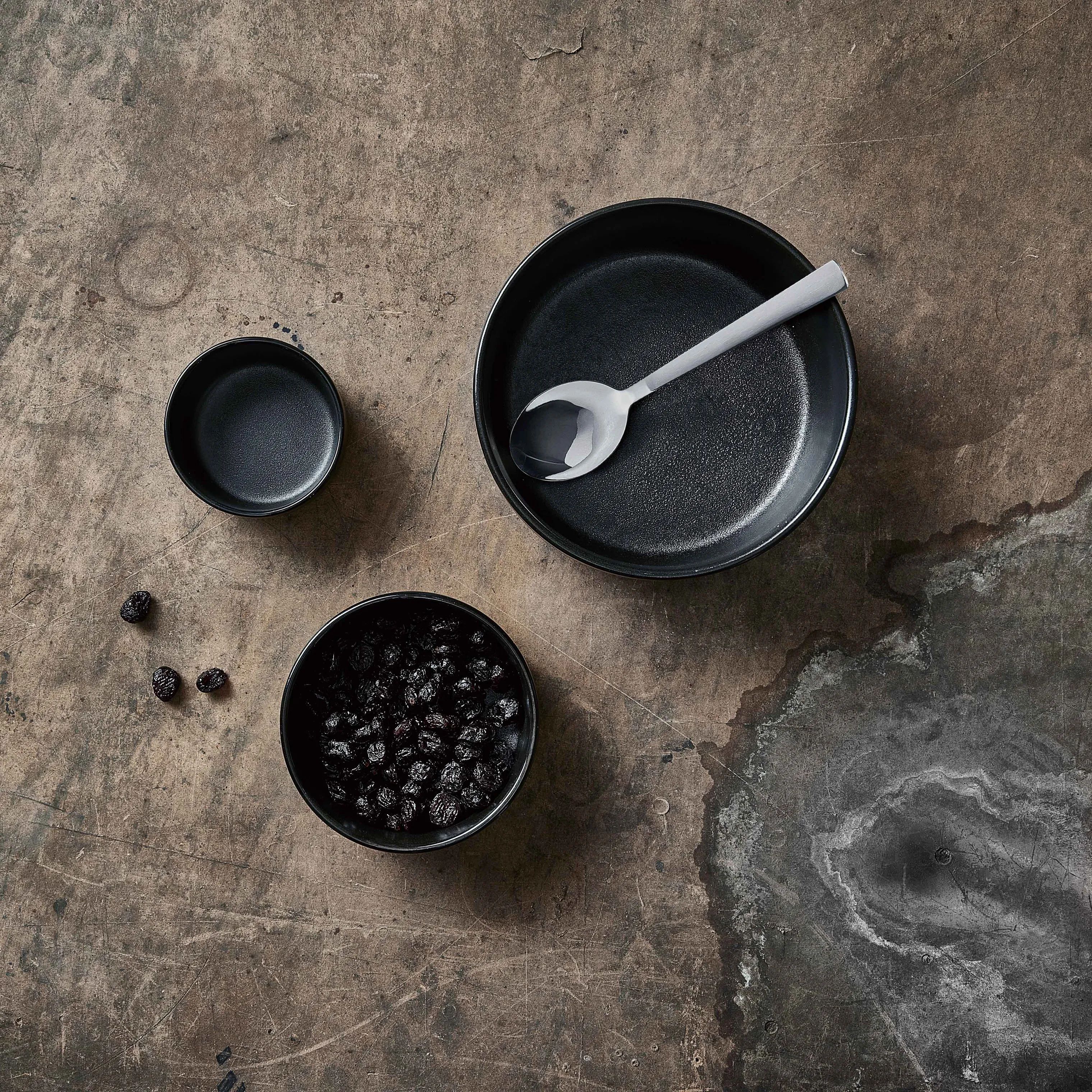 RAW by Aida Skåle Skål i Titanium Black, 2