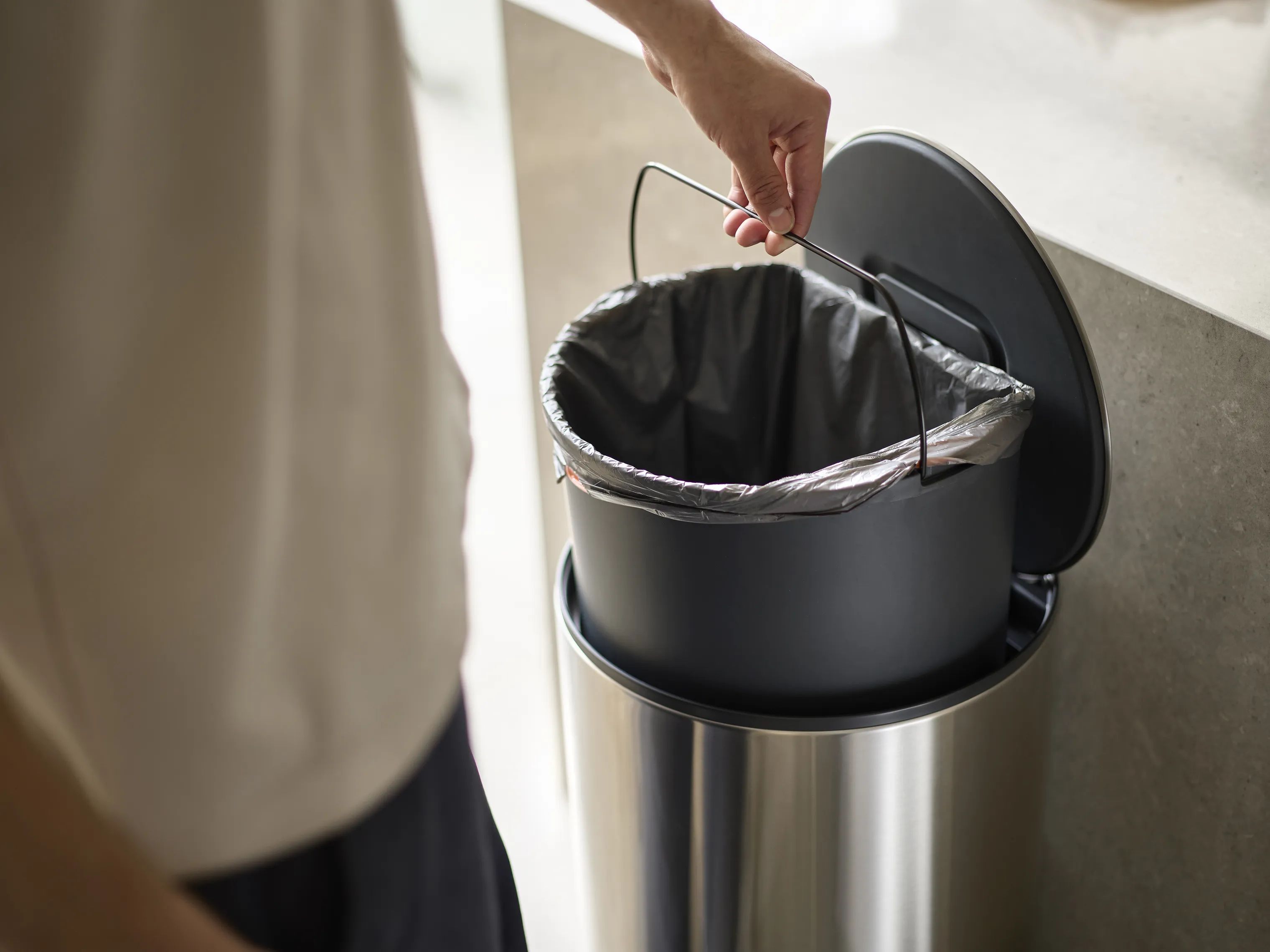 Joseph Joseph Pedalspande Arc  Affaldsspand i Stainless Steel, 30 L, 5