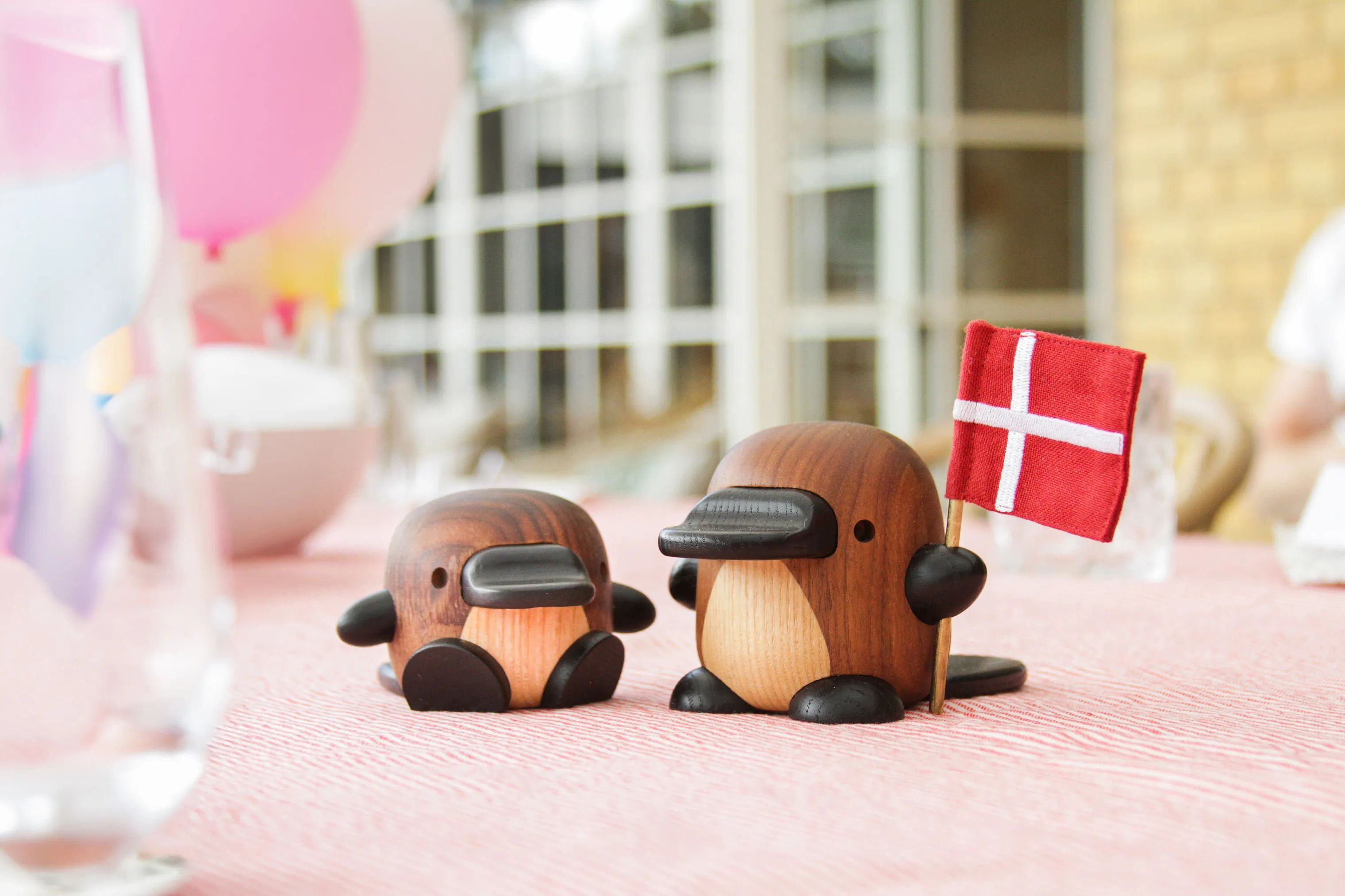 FableWood Dyrefigurer Næbdyr m. flag - Perry i Valnød/Ask, 3
